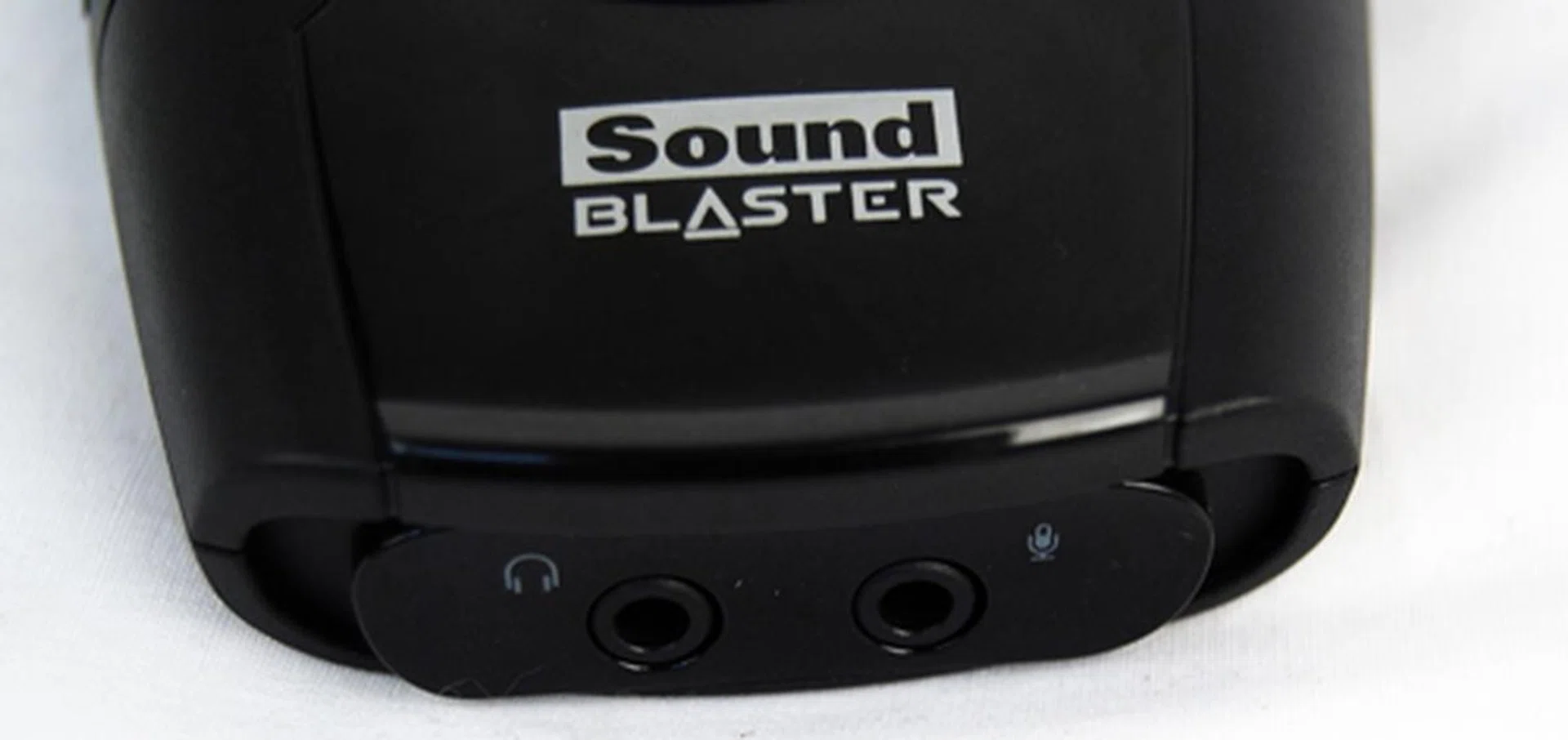 Ports for the microphone and headphones are located at the bottom of the sound card.