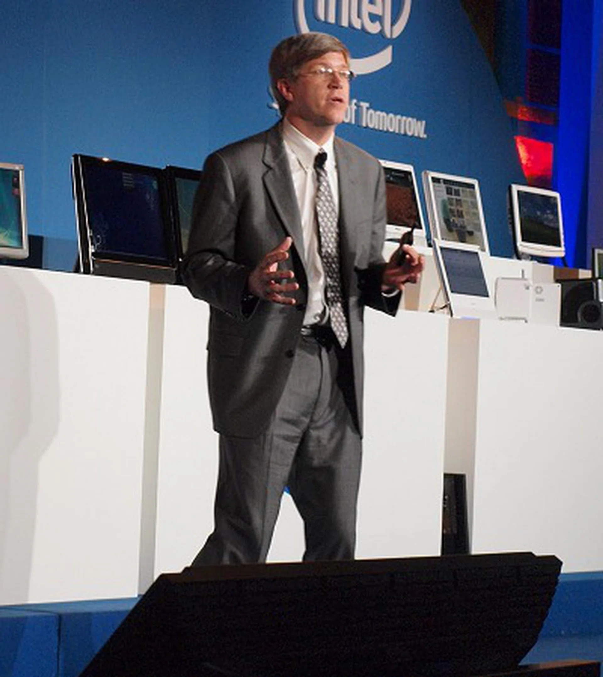  Robert Crooke, GM of Business Client Group at Intel was busy educating the media and on why the Lynnfield is a much more intelligent processor with its dynamic performance scaling architecture thanks to the more advanced power control unit.  
