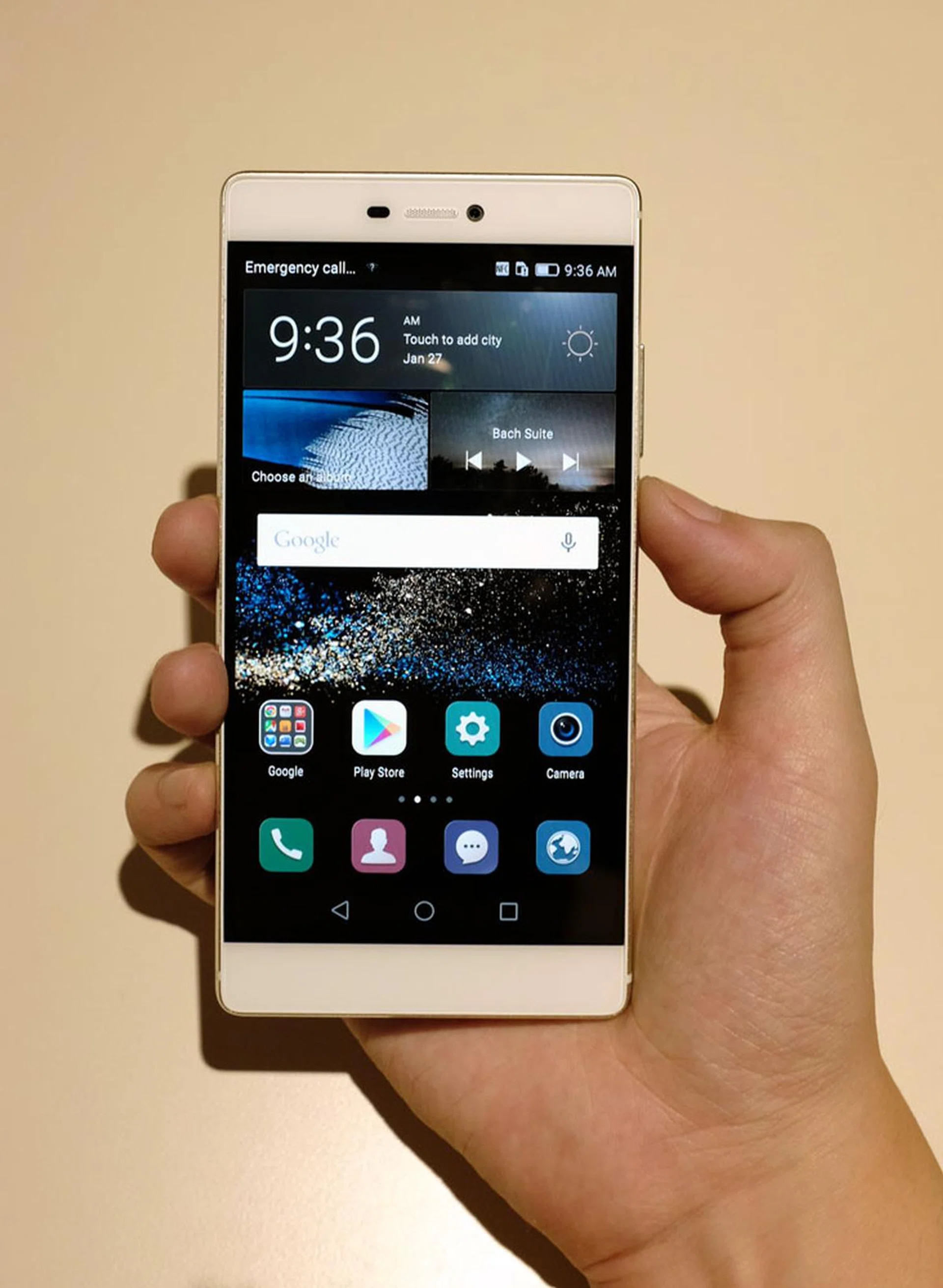 The P8 has ultra thin bezels, giving it one of the highest screen-to-body ratios out there (78.3 percent!)