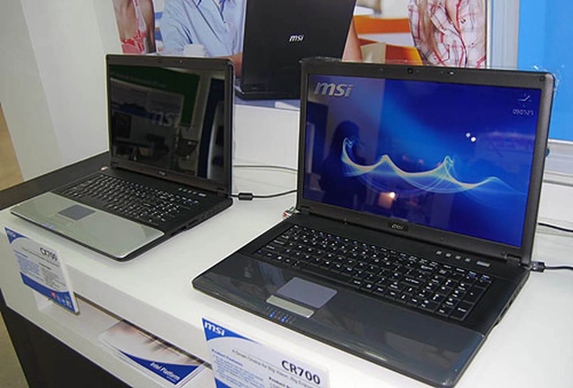 The largest of the series, the CX700 and CR700 weigh at least 3kg each and are 17.3-inch notebook behemoths. Like the CR and CX600, they differ in the chipsets used, with the CX going for a chipset from SIS with ATI discrete graphics while the CR is NVIDIA based.