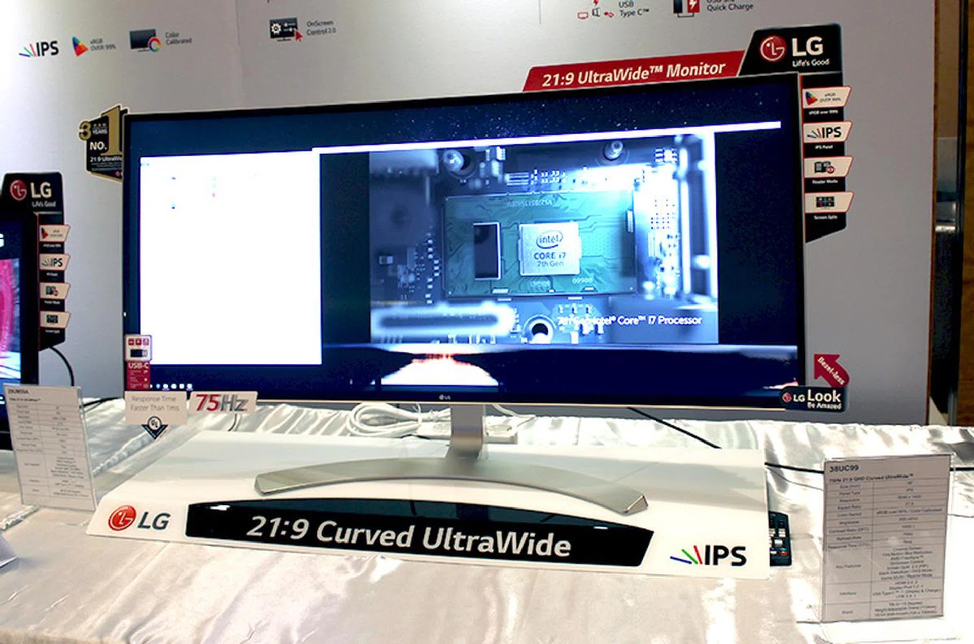 The 38UC999 features a large 38-inch display and supports a resolution of 3,840 x 1,600 pixels.