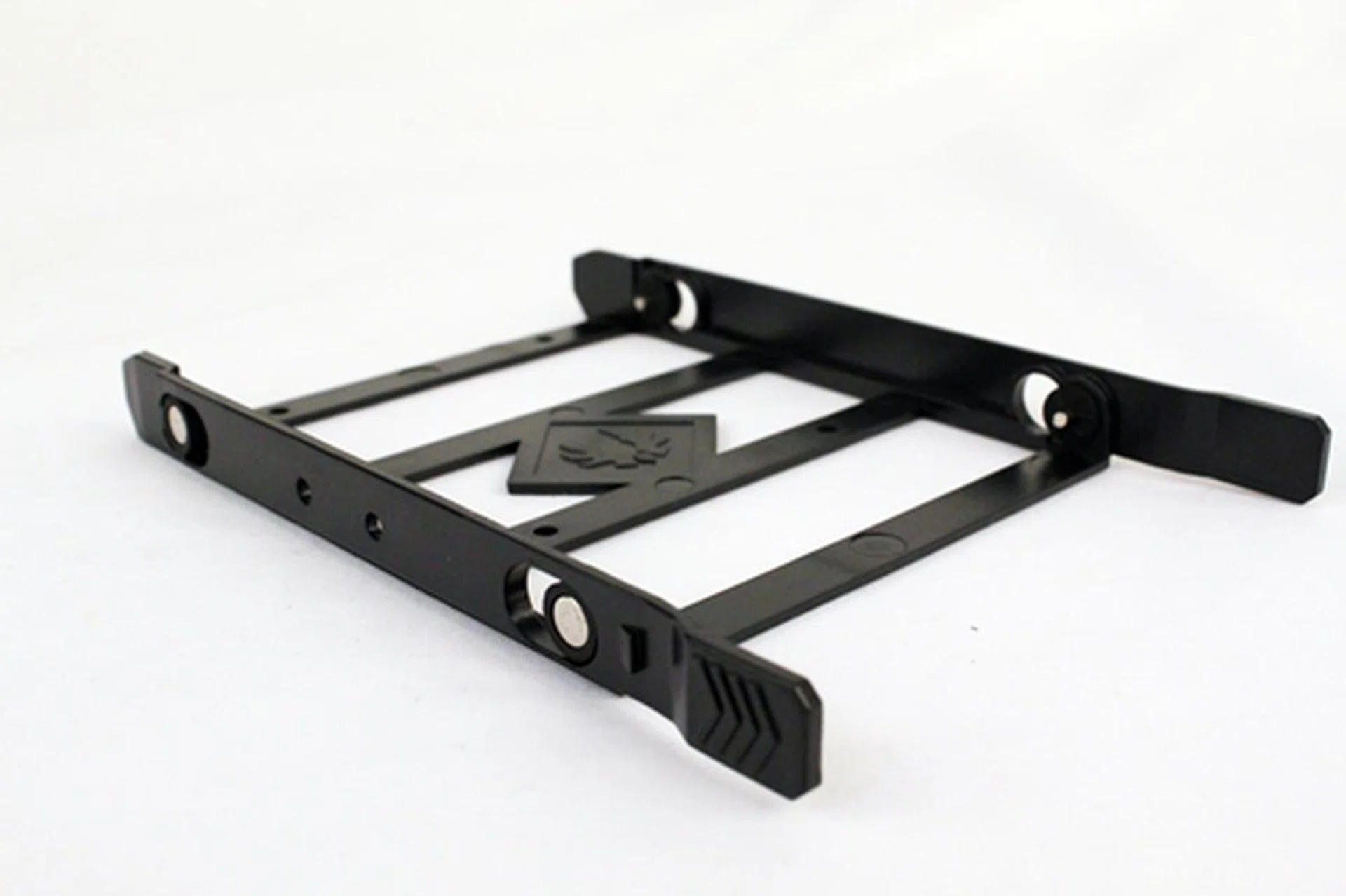This hard disk tray from the 3.5-inch HDD cage may look skeletal but it is rather unyielding and we had to bend it hard before we could put our HDD into place.