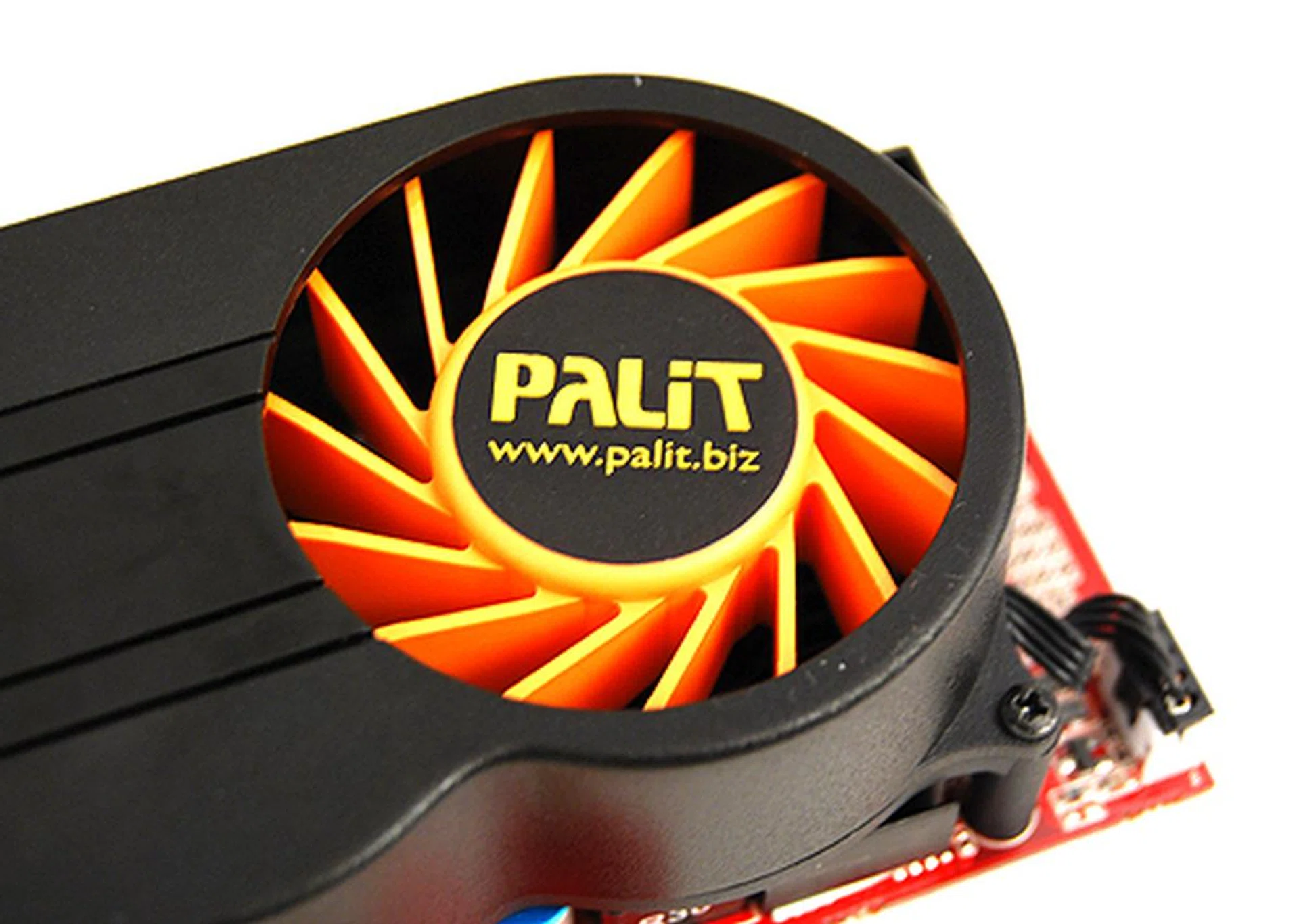 Key to the card's small size is the redesigned fans of the cooler featuring what Palit calls "skived fins".