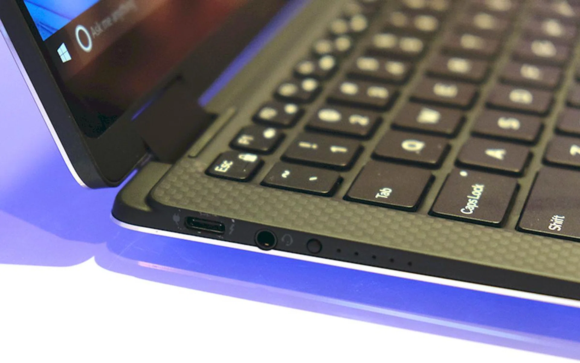 The XPS 13 2-in-1 remains remarkably slim at just 13.7mm thick. On the left, there's a single USB Type-C port, 3.5mm audio jack, and battery level indicator.