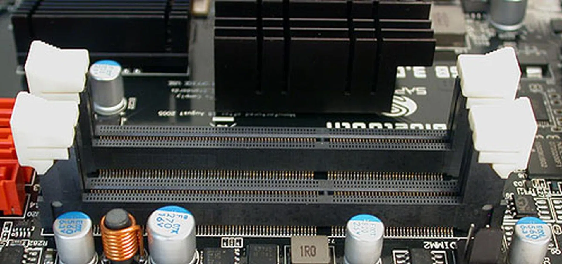 We are not fans of SO-DIMM on desktops, even if they are small, mini-ITX ones. But we can guess the reason for doing so. 