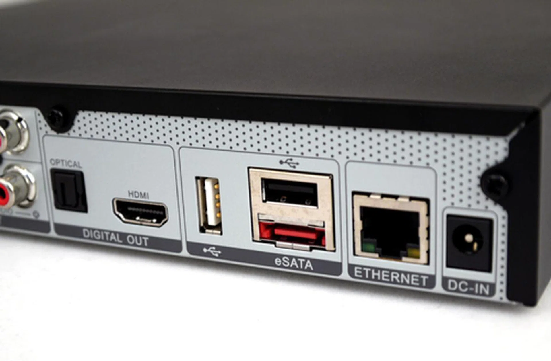 The player doesn't offer any internal storage but it has plenty of connector types for your external storage. We spotted two USB ports and a single eSATA slot.