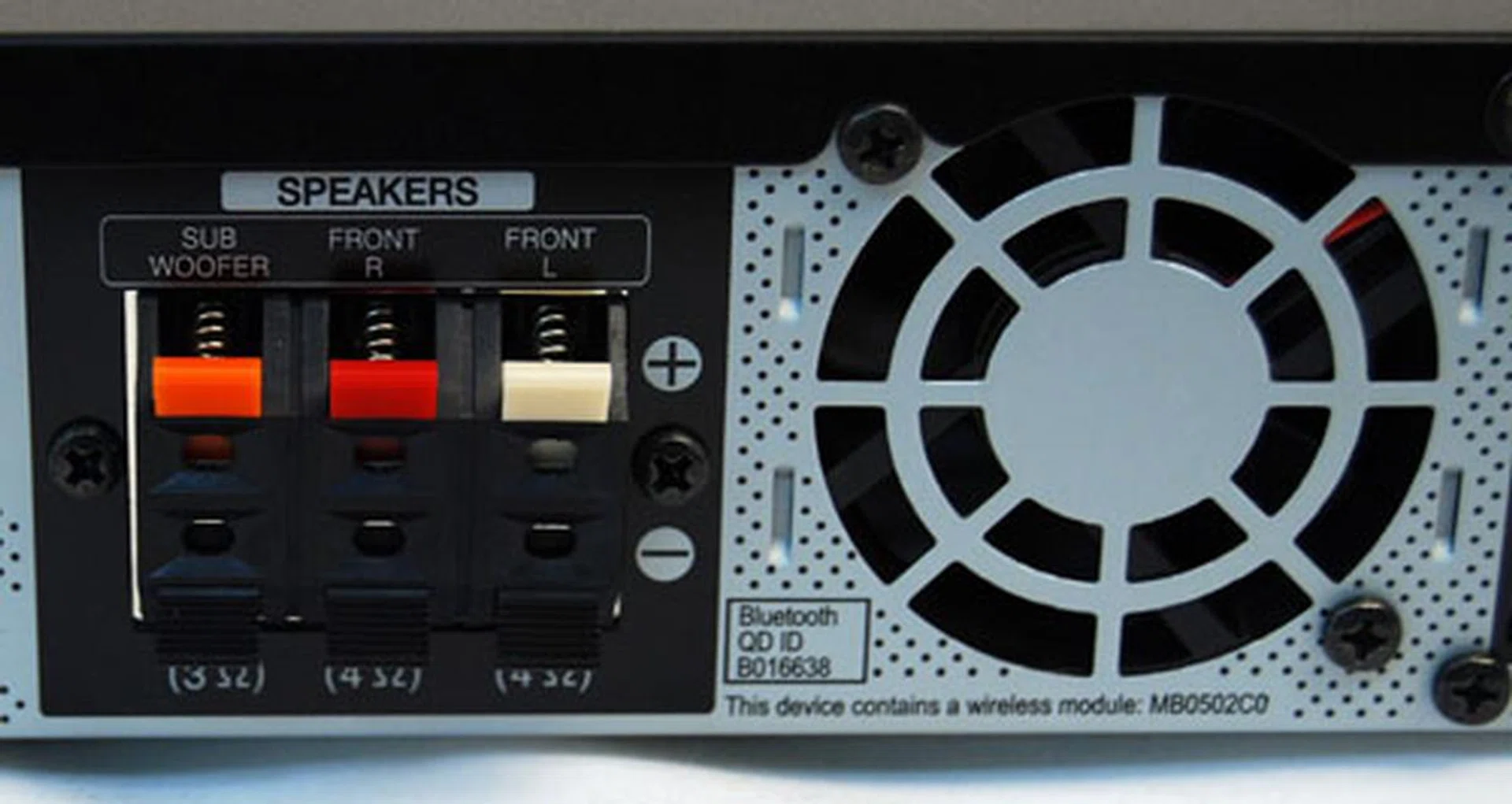 The usual connectors for speakers can be found. Unfortunately there are no extra connections for future speaker additions.