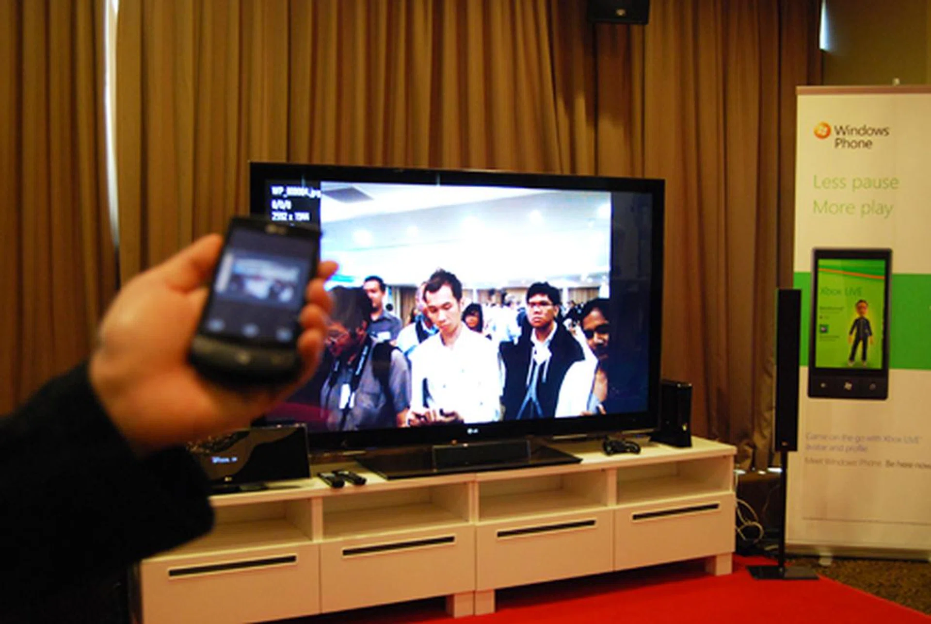 We were given a brief demo on how to utilize the Play To app to share a photo with others. 