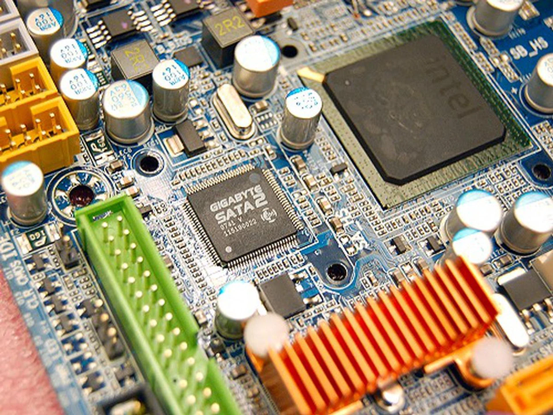 Removing the heatsink assembly off the board, this picture reveals the Intel ICH10R Southbridge and the PCIe based JMicron JMB363 dual-port SATA 3Gbps and PATA controller. However, this does not directly control the four extra ports.