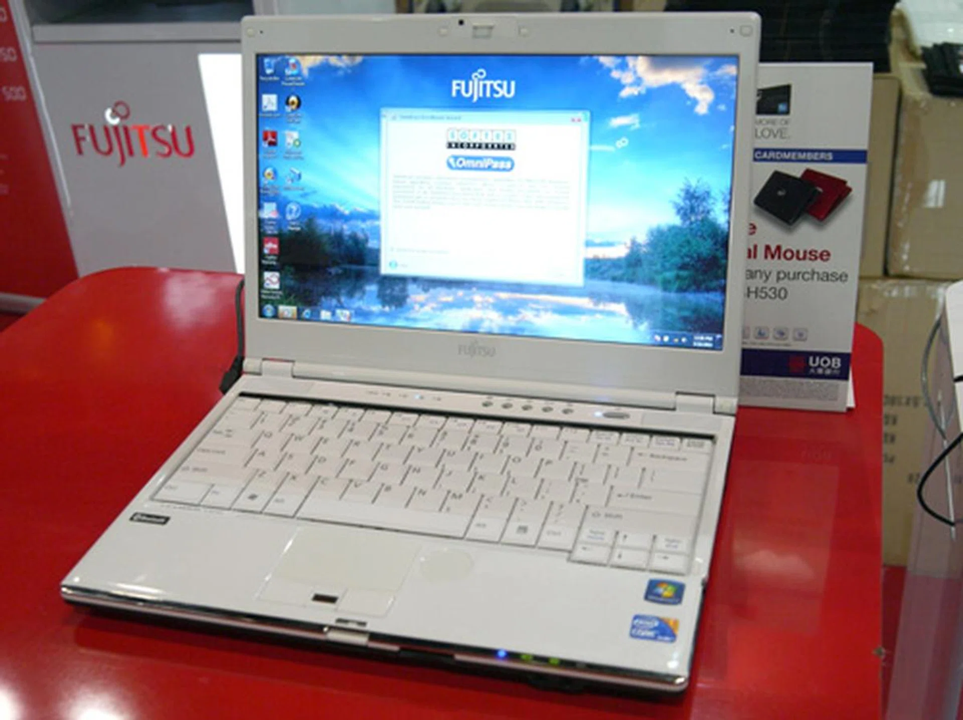 Here's a glimpse of the LifeBook SH560 clad in white. This particular variant is powered by a Core i5-520M workhorse and also features a 13.3-inch HD LED-backlit display.