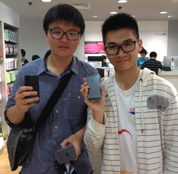 Felix and Angus are the first pair of customers to get their iPhone 5s from Nubox at Raffles City Shopping Centre.