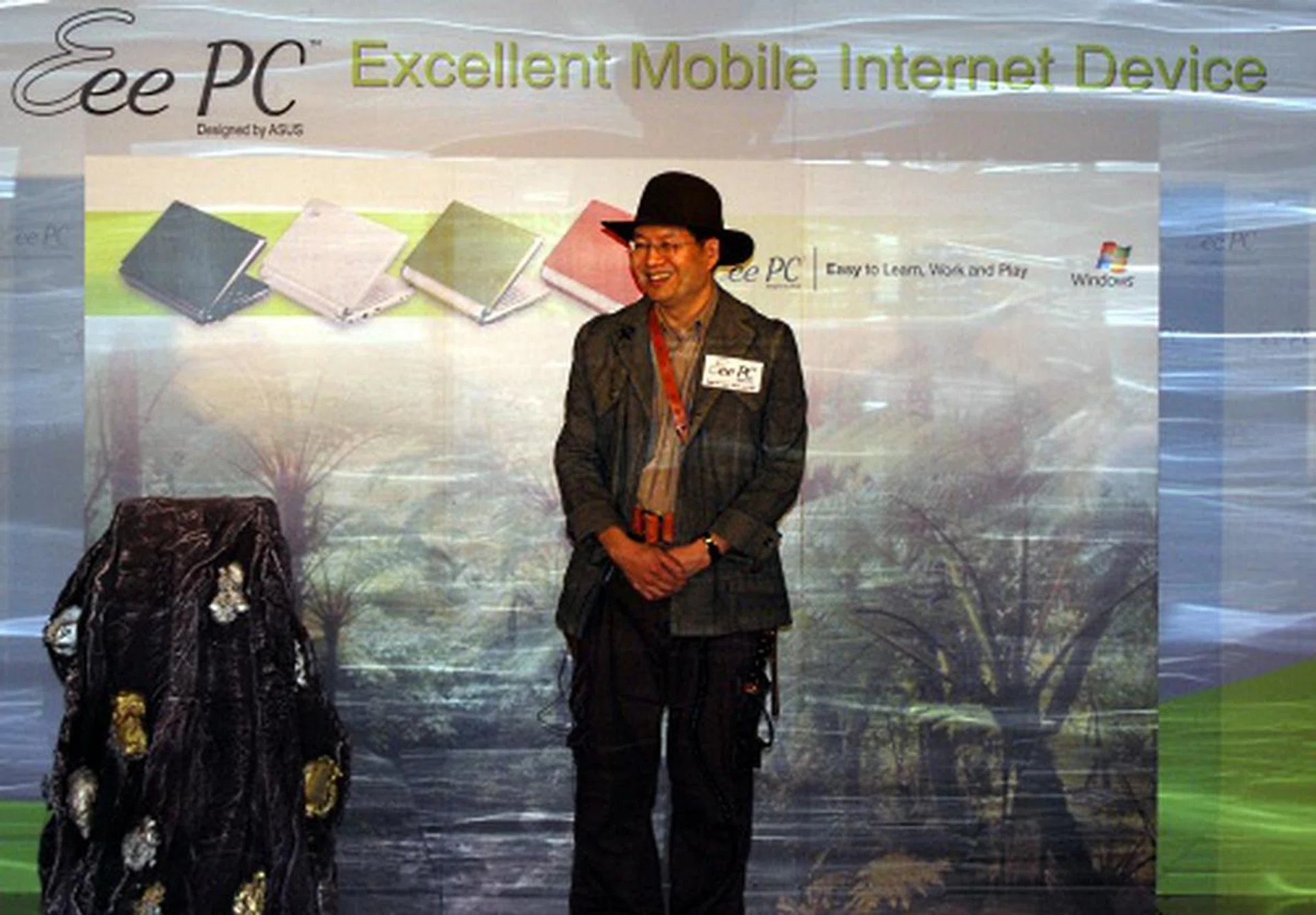  Keeping to the rugged theme of the event is ASUS CEO Jerry Shen, who came dressed as Indiana Jerry, complete with whip. He spent a few minutes speaking to the appreciative crowd about the newest Eee PC model.  