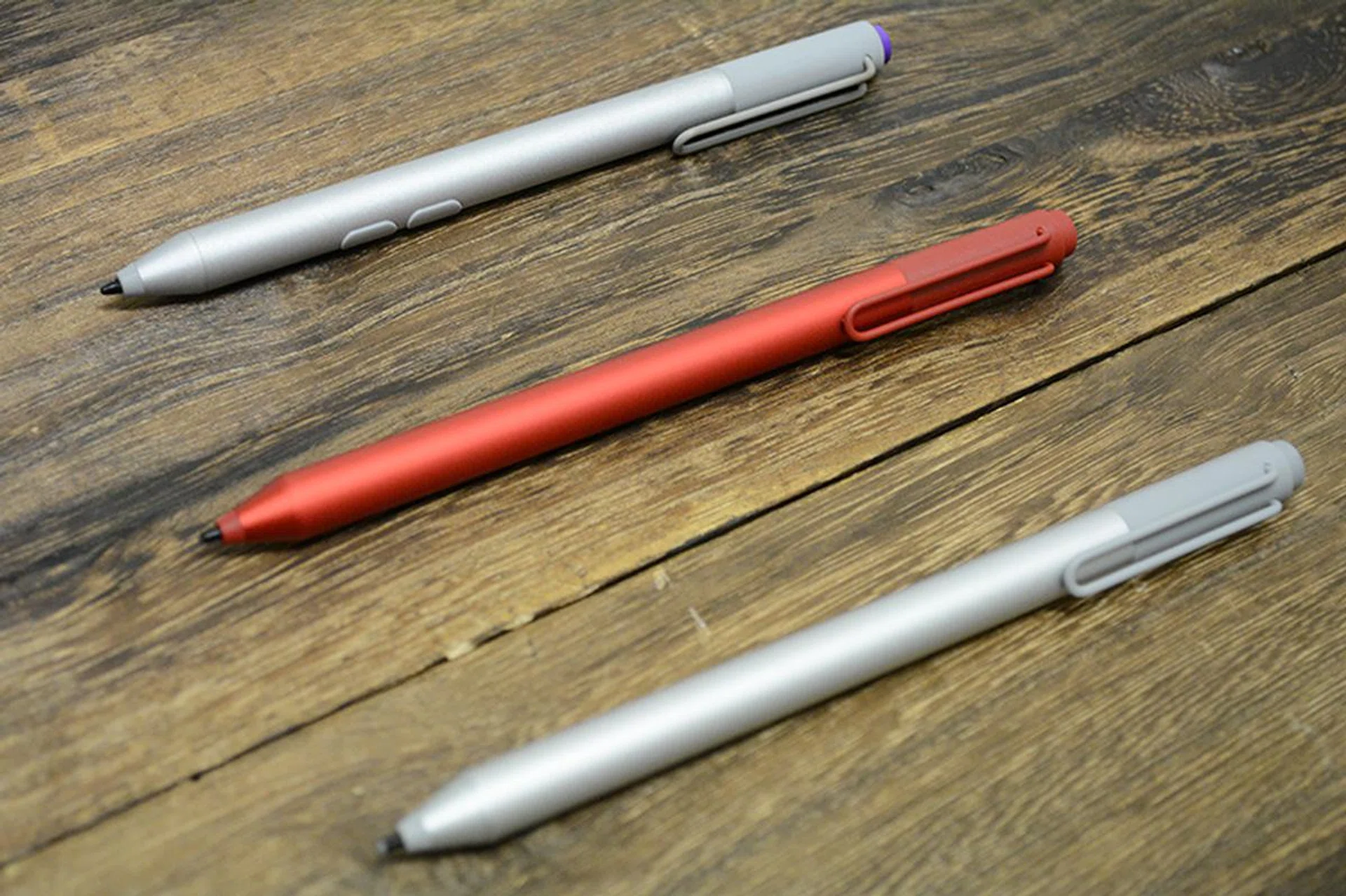 The new Surface Pens beside the older variant (top) that came with the Surface Pro 3.