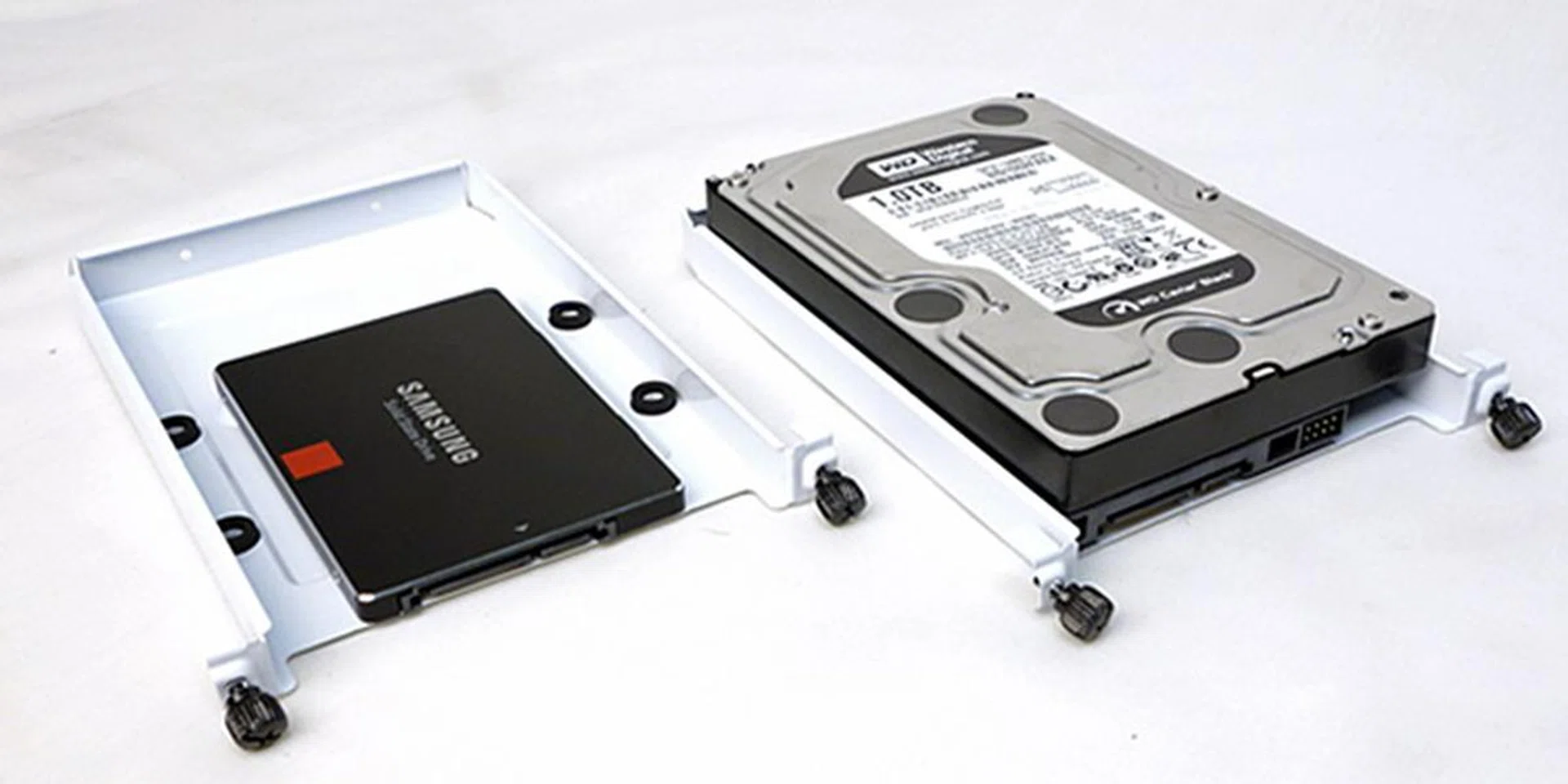 The drive installation was hassle free; we rested the 3.5-inch HDD on the rubber pads and secured it with four screws, for the 2.5-inch SSD, we secured it with a different set of four screws.