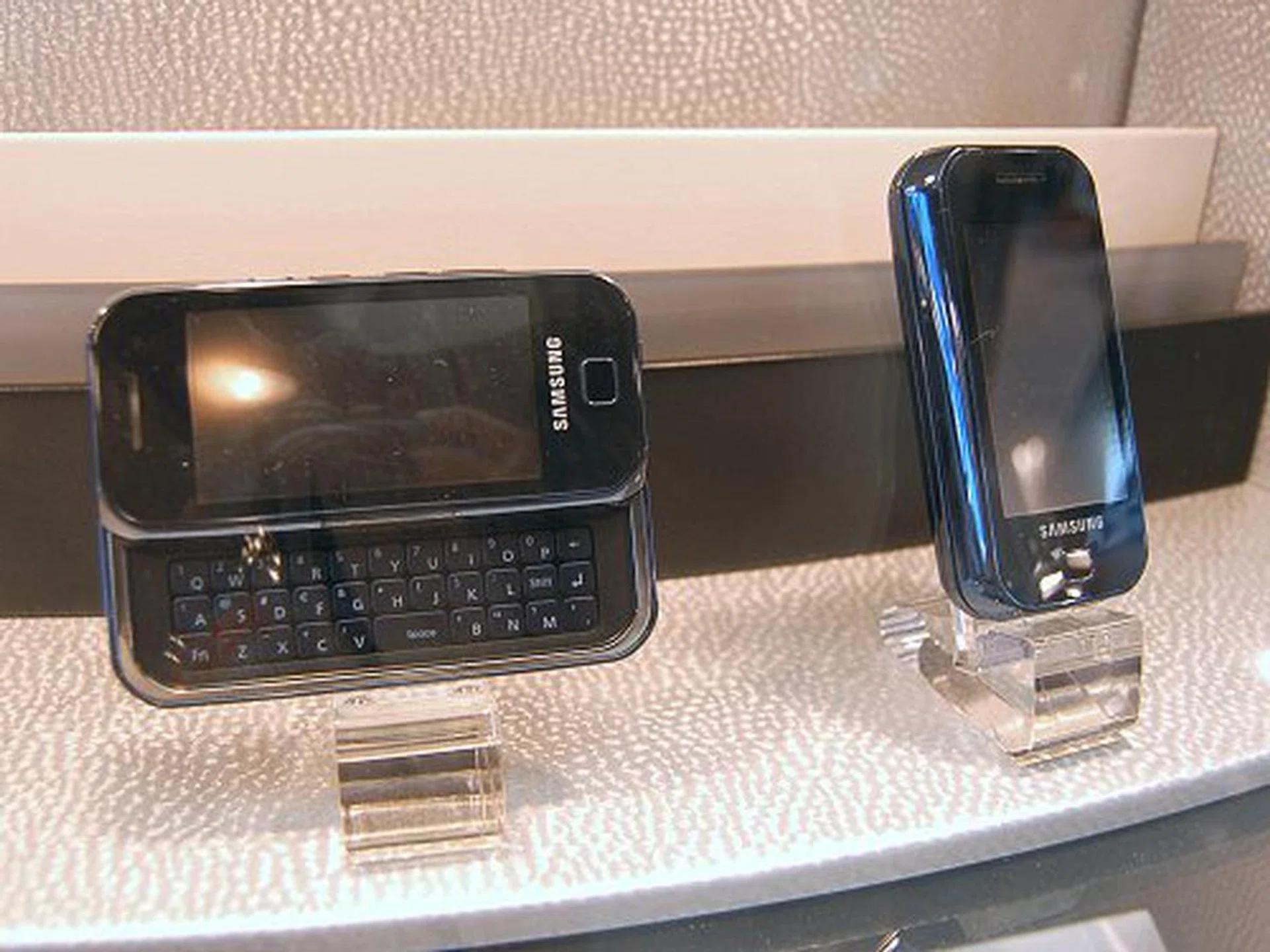  Samsung completes the Ultra Special series with the Ultra Smart F700, see here behind a glass case at CeBIT 2007. Supporting HSDPA 7.2 Mbps (wowzah!) and EDGE, it keeps company on the four frequencies namely 900/1800/1900 and 2100MHz. It has a spectacular 5-megapixel camera with Auto-Focus and a 2.78ï¿½ 440 x 240 display (slightly smaller than the F520). The phone also supports full touch screen features, including video format support for MPEG-4, H.263, H.264 and RealVideo. MP3-wise (and this goes for both the F520 and F700), it plays MP3s, AAC(+), eAAC+ and RealAudio. Like the F520, it has a QWERY keypad, supports Bluetooth and USB, and supports a Flash user interface and full HTML browsing. It is dimensionally smaller than the F520 of course, measuring 104 x 50 x 16.4mm. Unfortunately, it relies on the microSD format for memory storage.  