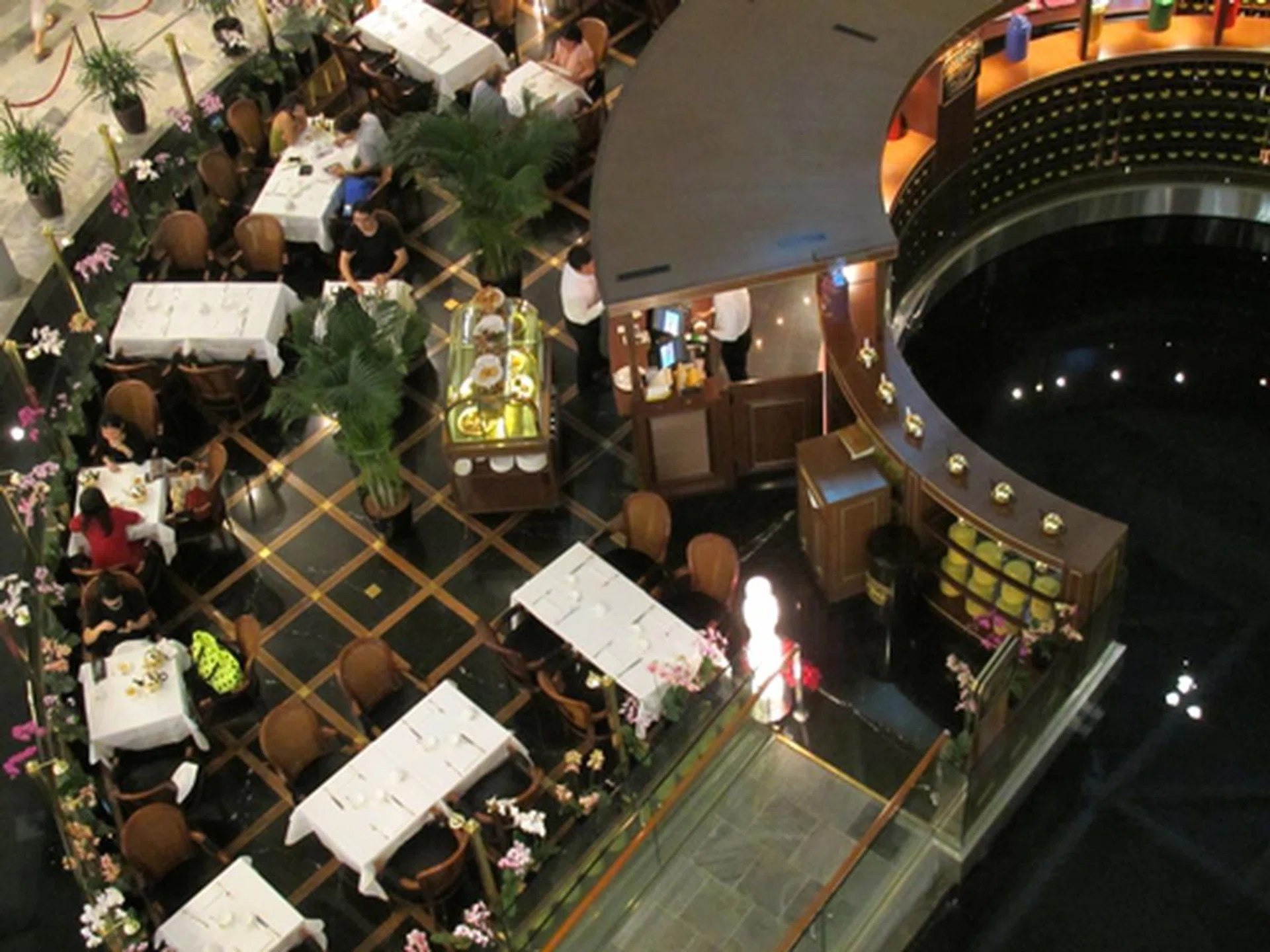 f4.5 at 8.8mm (35mm equivalent), 1/13 sec shutter speed, ISO 1600.