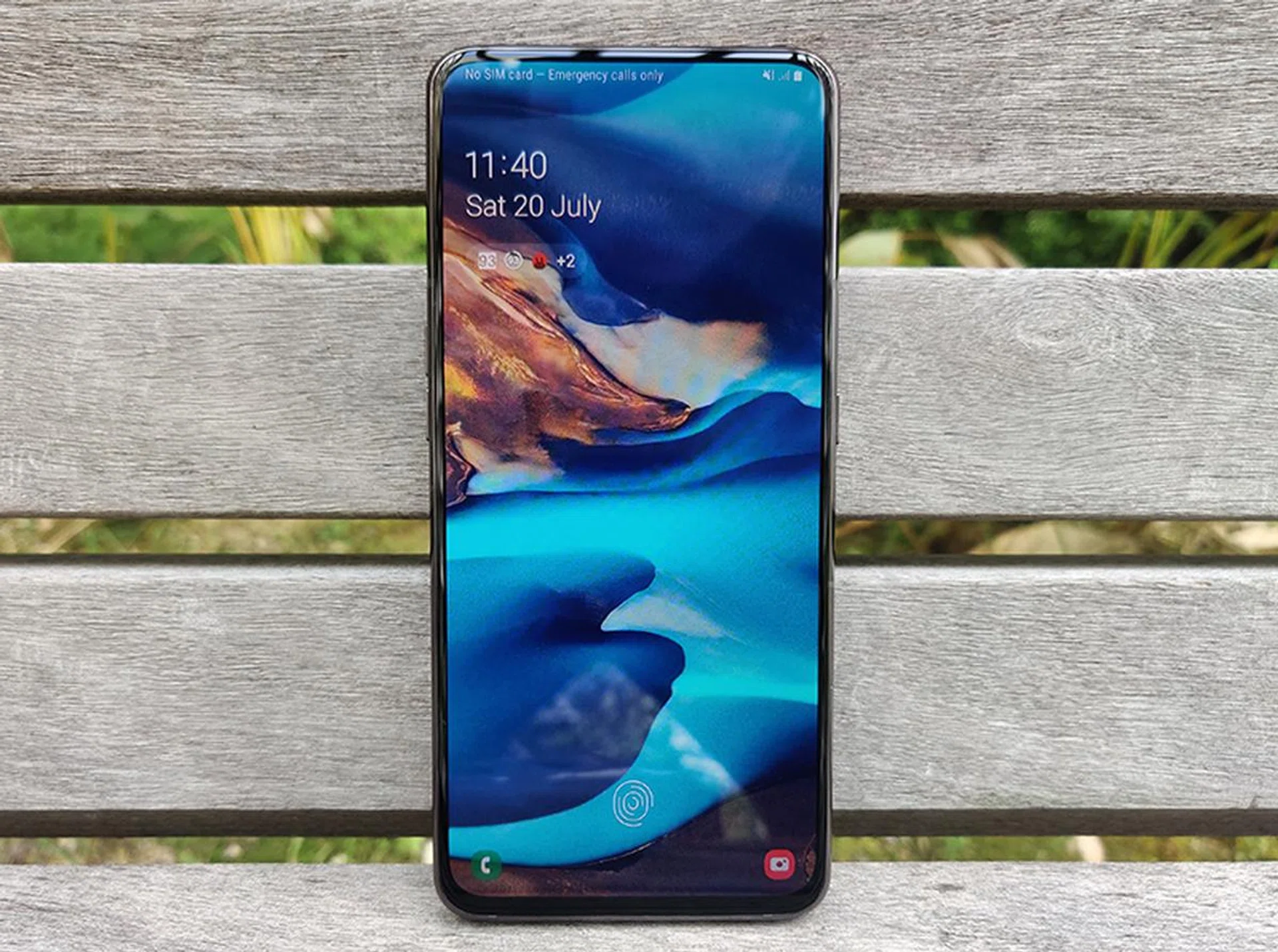 Look at that! Save for a slight chin at the bottom, the bezels are also impressively thin, an effect reinforced by the lack of a plastic frame around the display.