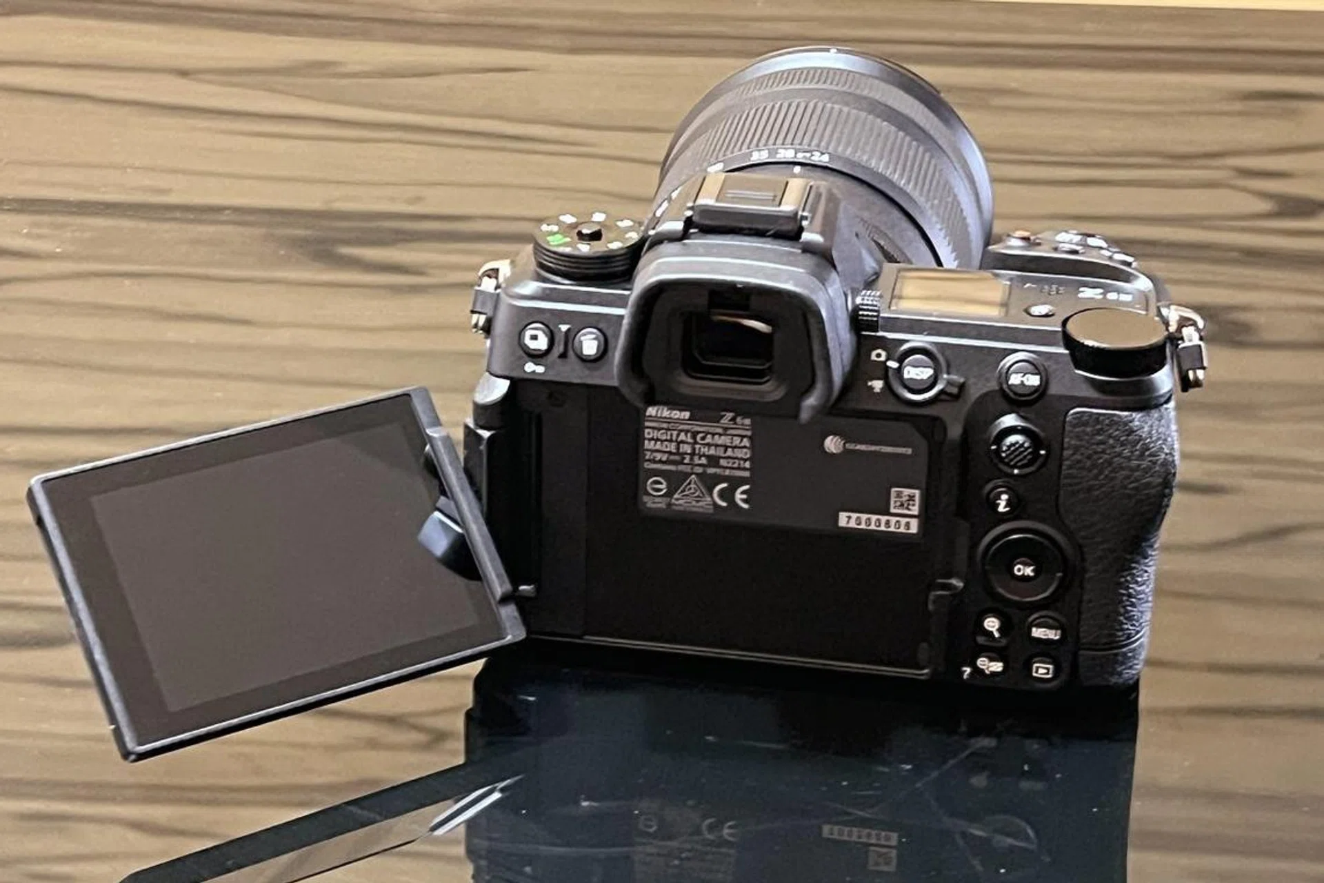 2.1-million dot, 3.2-inch touchscreen display that can rotate 270-degrees.. Image Source: HWZ