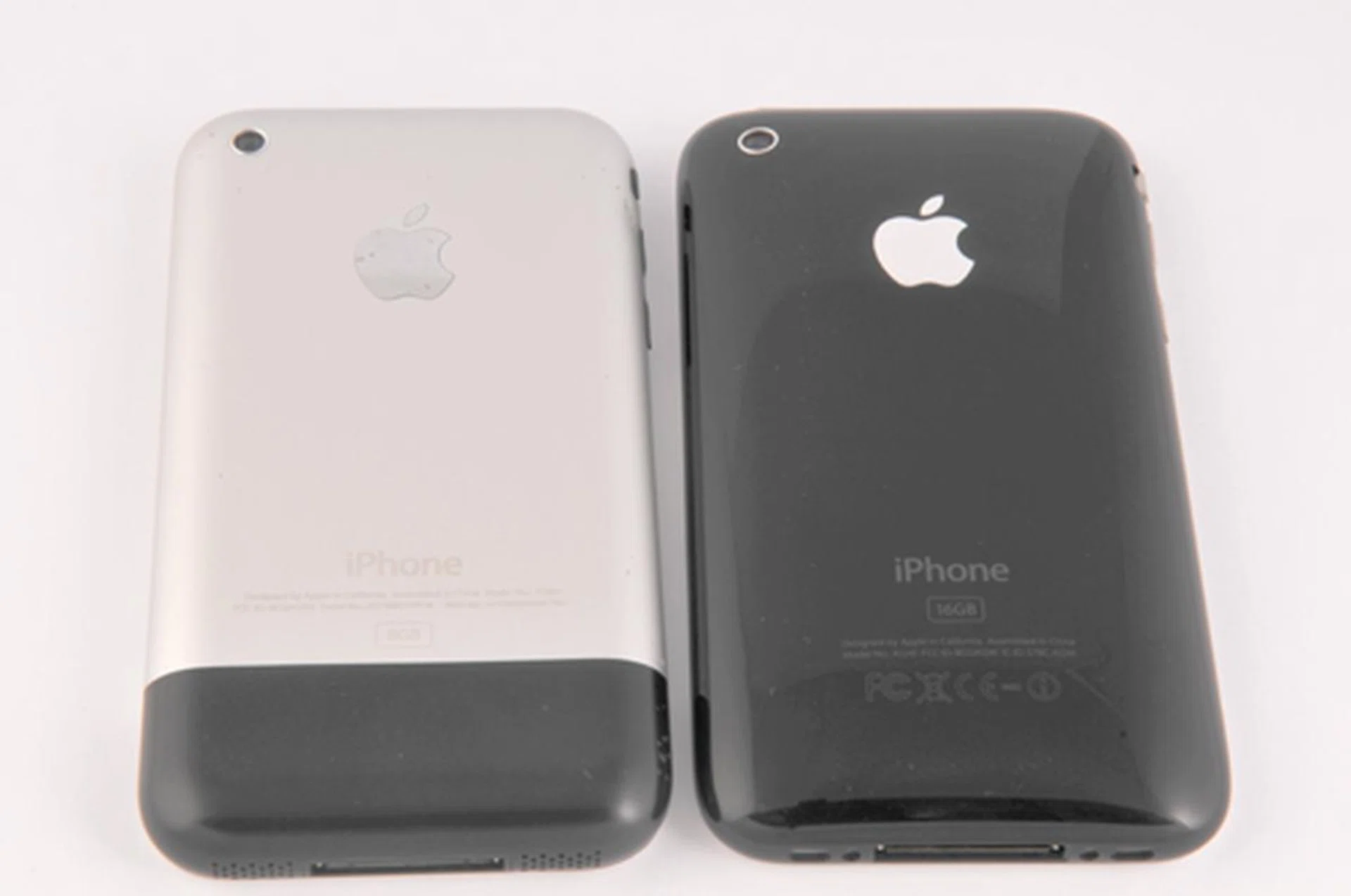 That's how you tell them apart - their backings! The original iPhone sports an aluminum casing whilst the iPhone 3G sports a plastic back that comes in two colors - Black & White.