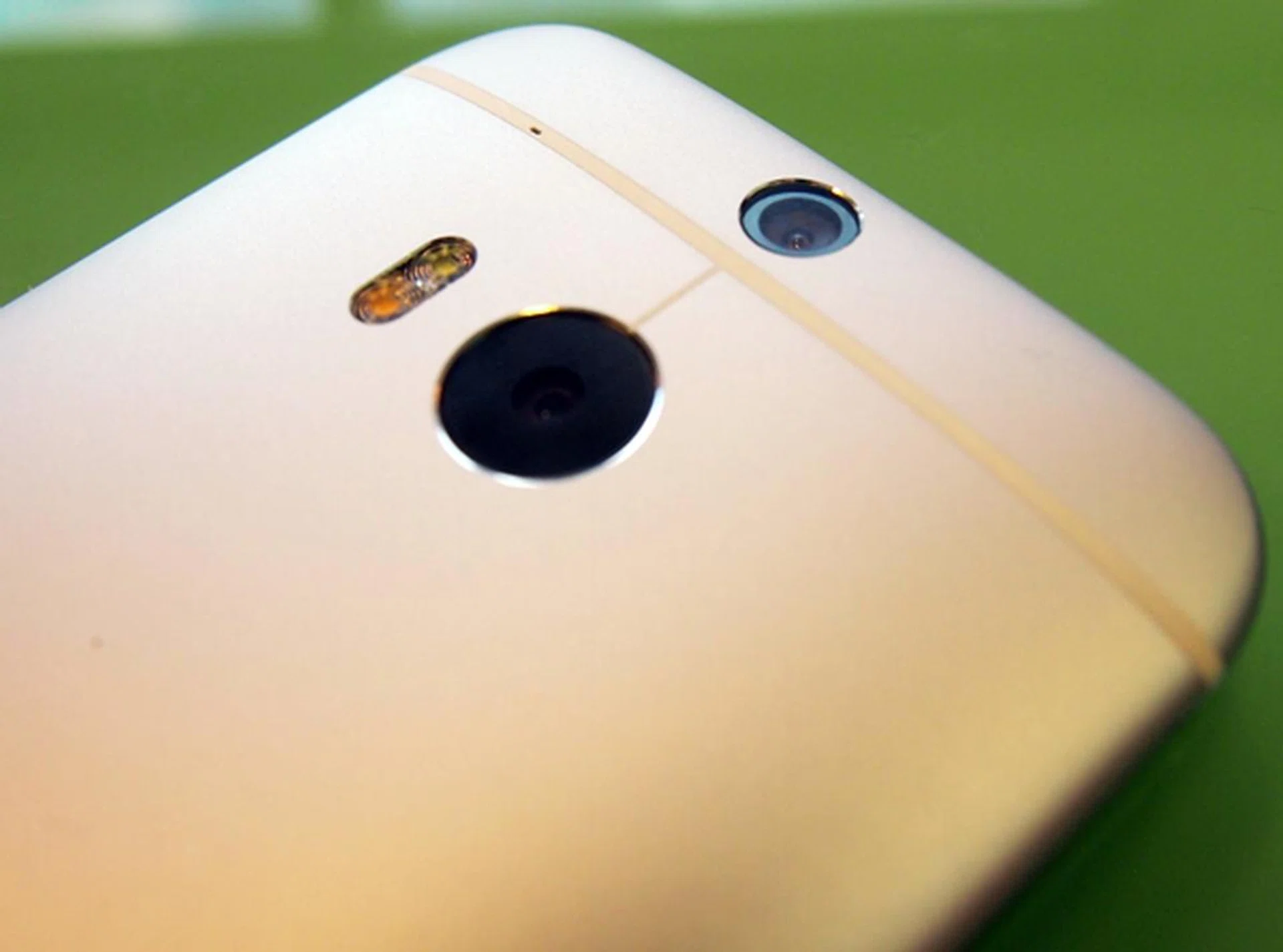 The secondary camera at the top is only used to create DOF, 3D and other imaging effects on the One (M8).
