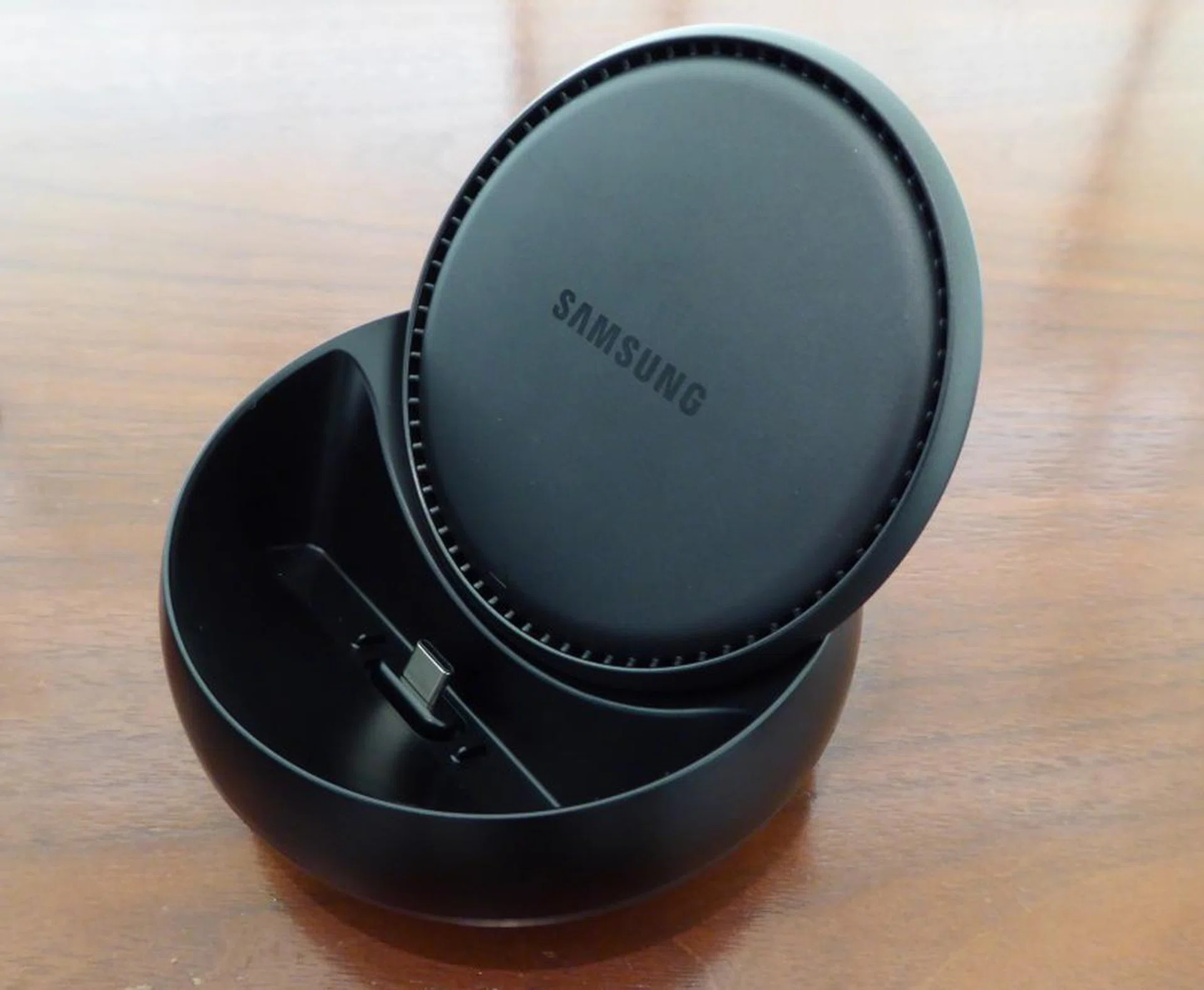 You flip up the top portion to reveal the USB Type-C docking connector. The grills design at the outer rim is actually a fan outlet to help cool the S8/S8+ while docked.