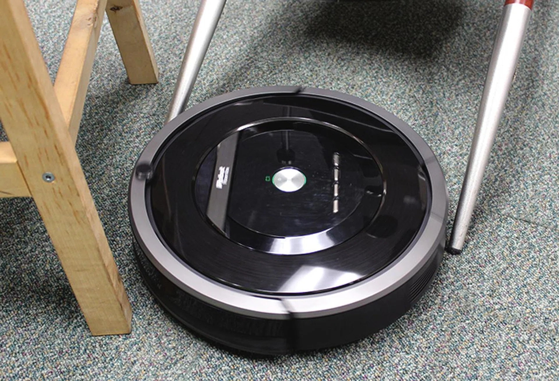 The Roomba 880 in action.