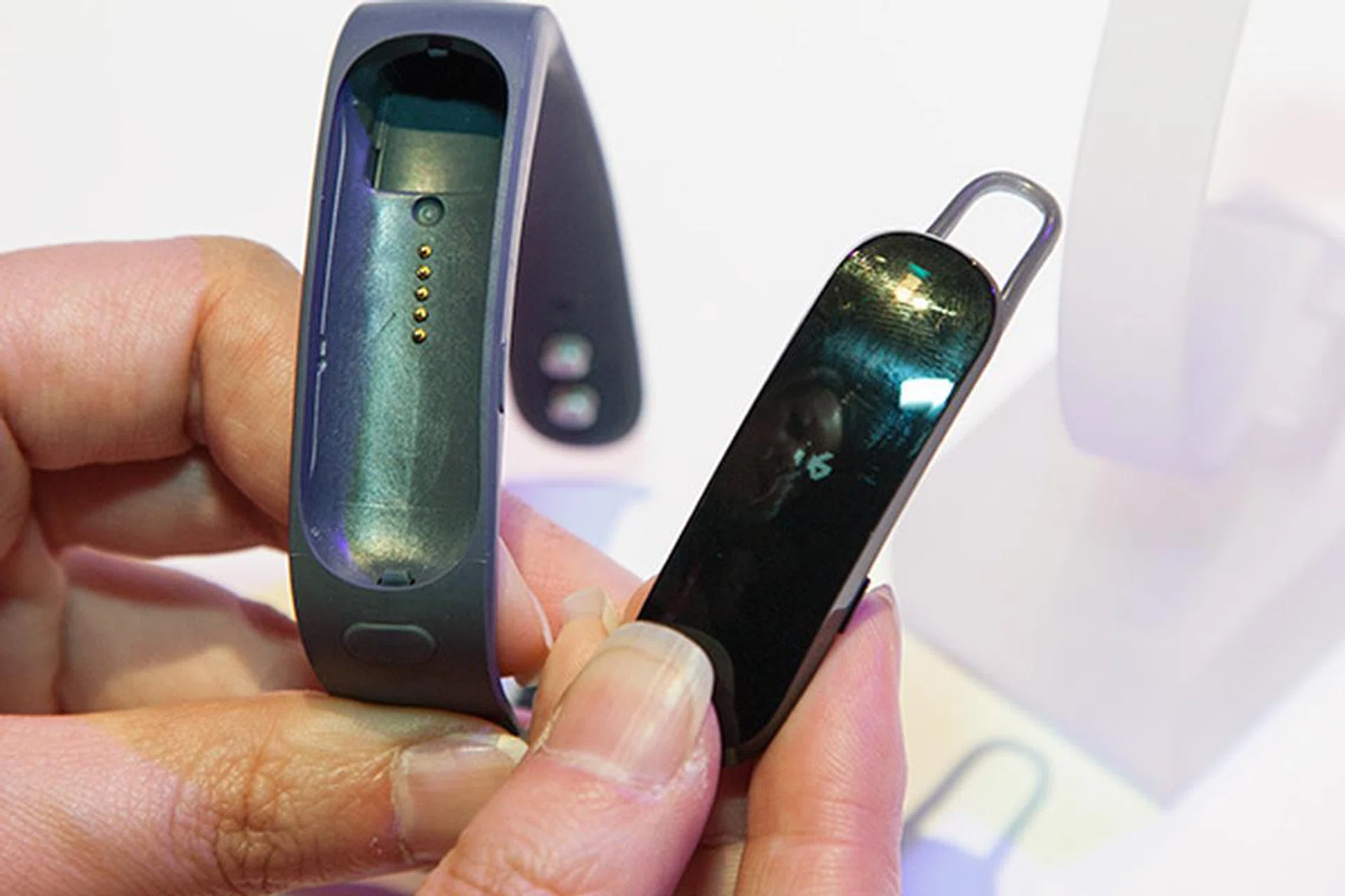 The earpiece can be easily detached from the flexible band.