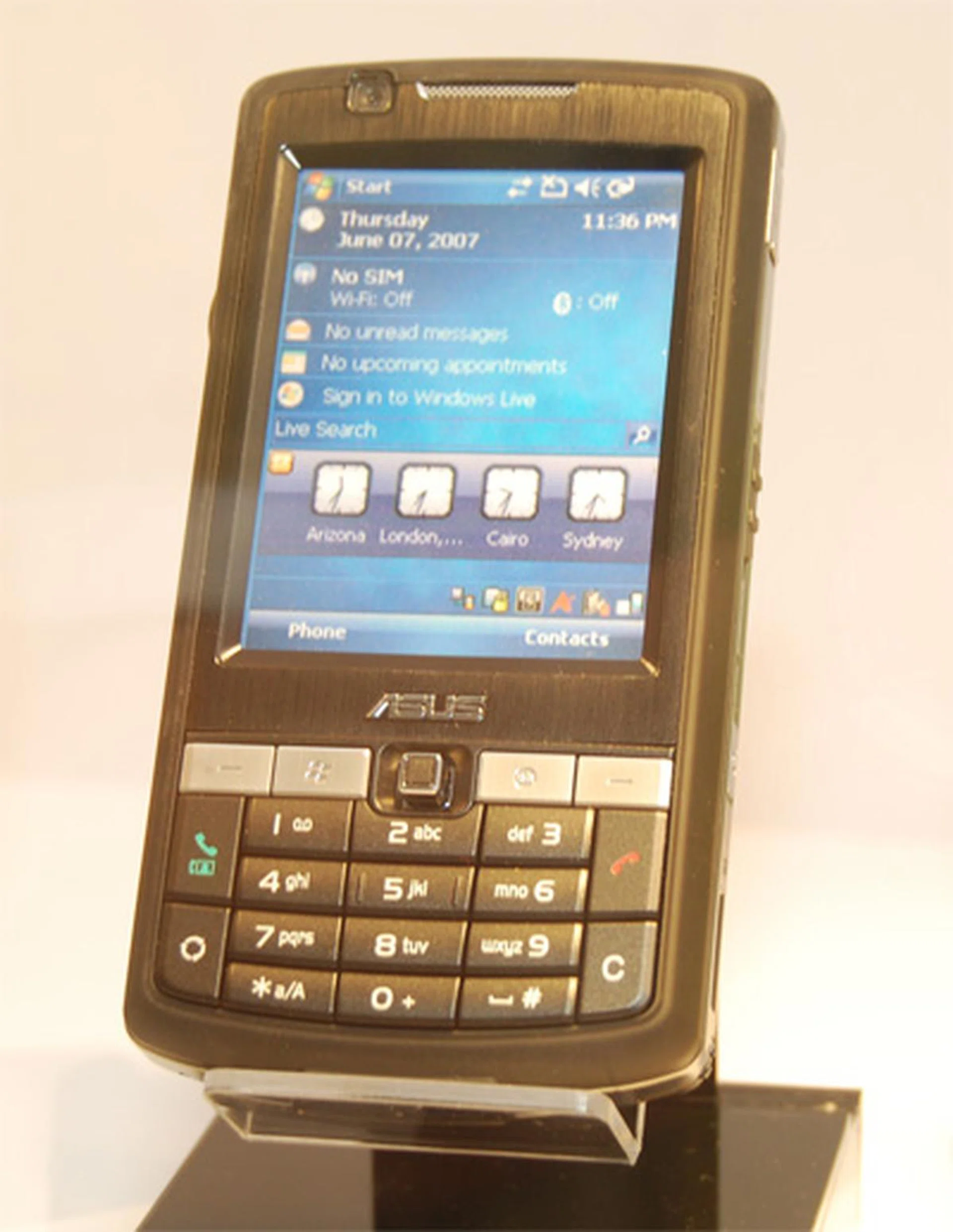  The P750 doesn't offer any fancy car collaborations but offers you the fast data input and high speed transfers with 3.5G.  