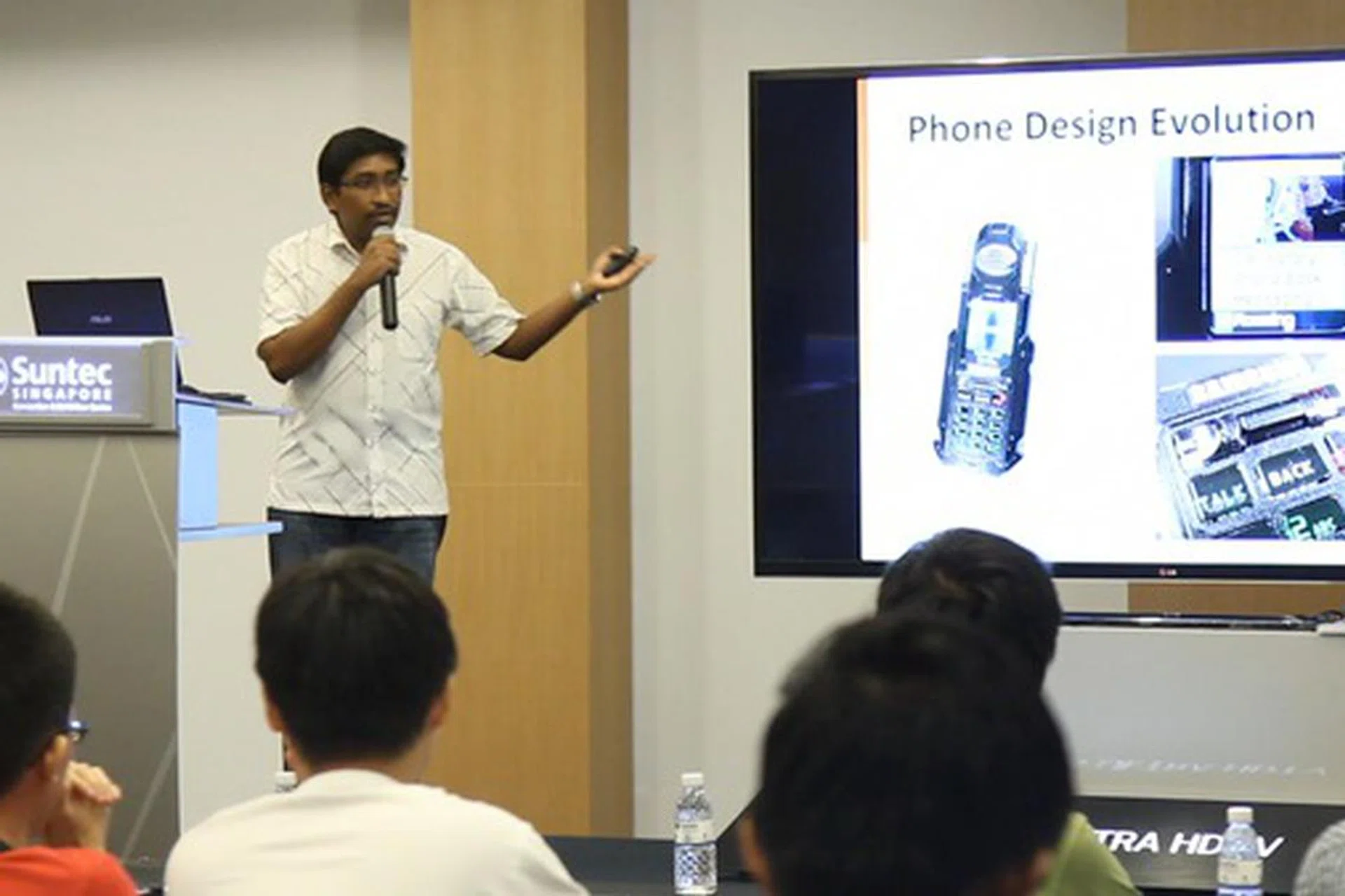 Here's HardwareZone.com editor Vijay Anand addressing the attendees. Vijay started the event with an overview of phone designs and how they have evolved over the years.
