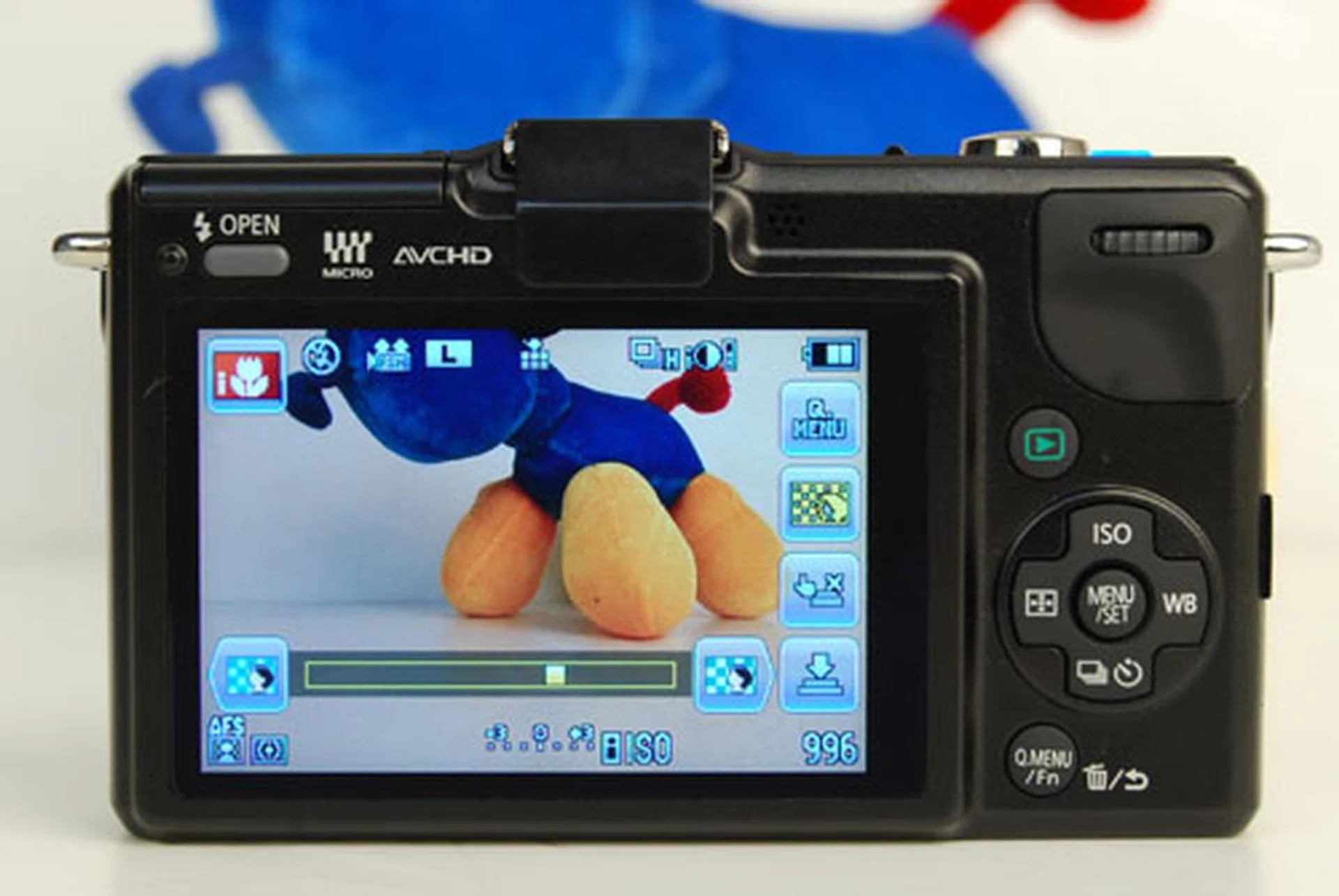 Use your finger to control the slider and bring more or less of the background into focus. The results can be immediately seen on your display. Now anyone can create a 'bokeh' effect easily.
