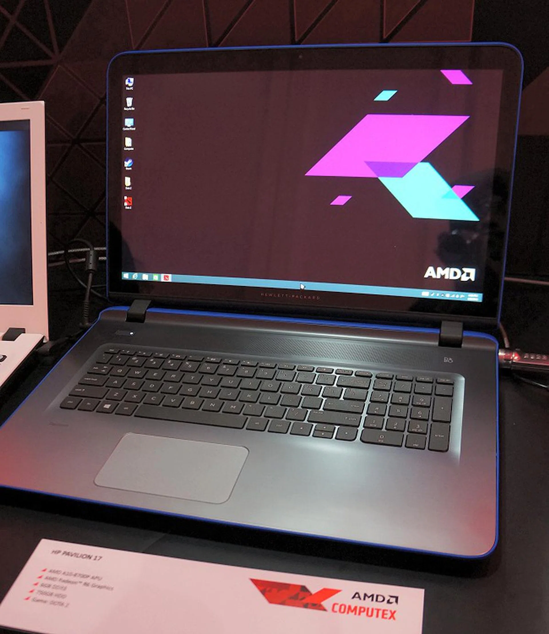 Here's another big 17-inch notebook, but this time it's from HP and it doesn't have discrete graphics, meaning this should be more affordable too. This Pavilion 17 pretty much runs off the AMD 10-8700P SoC and used its integrated Radeon R6 graphics engine. Complimenting it is 6GB DDR3 memory and 750GB HDD.