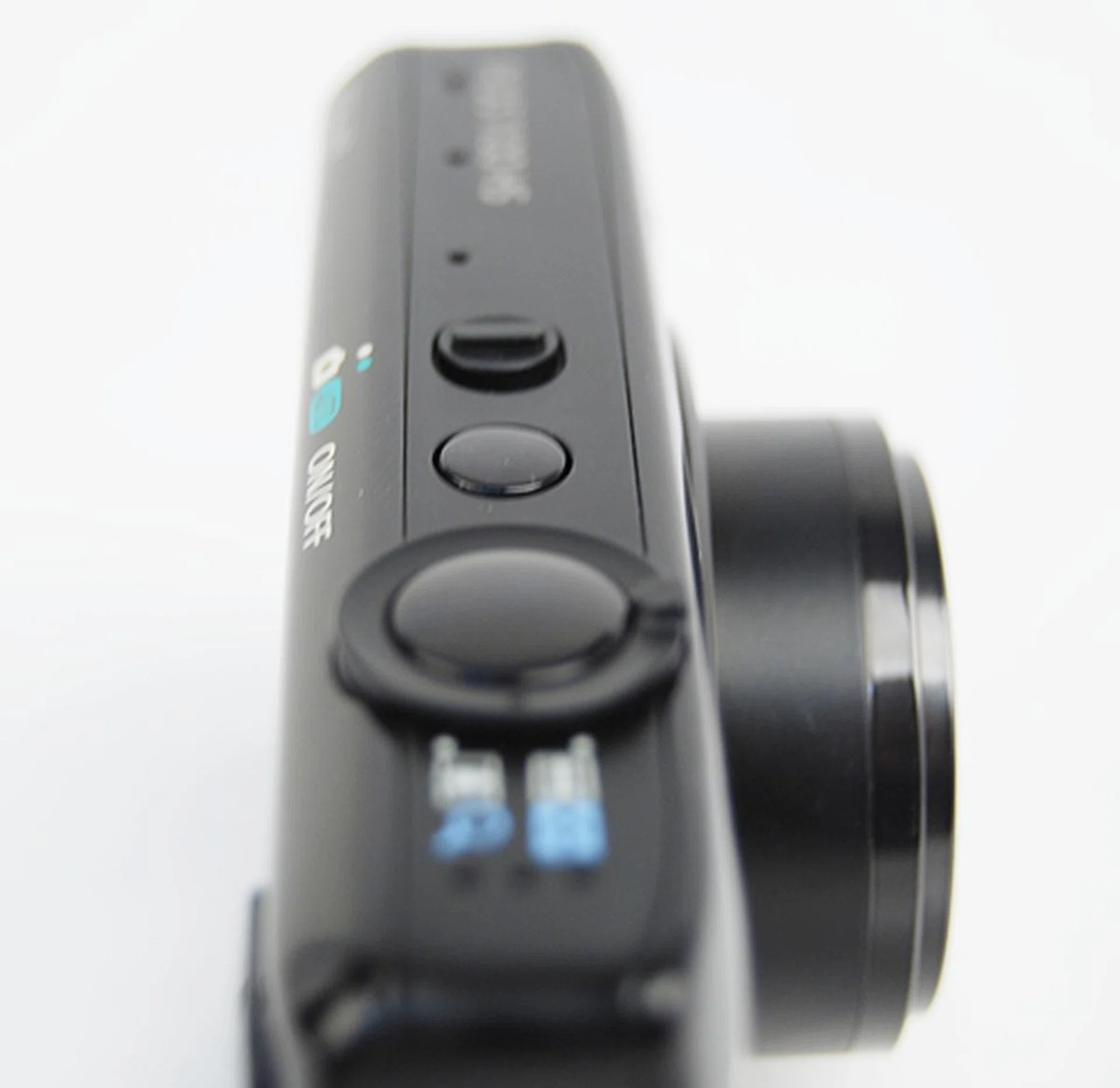 Being a touchscreen compact, the 1100 HS comes with minimal physical controls, most of which are nested along the top face of the camera. Here, you will have a program/auto switch, power button, shutter button and a zoom rocker, Canon cameras are usually well-constructed and it's no surprise that all buttons were within reach and easy to toggle.