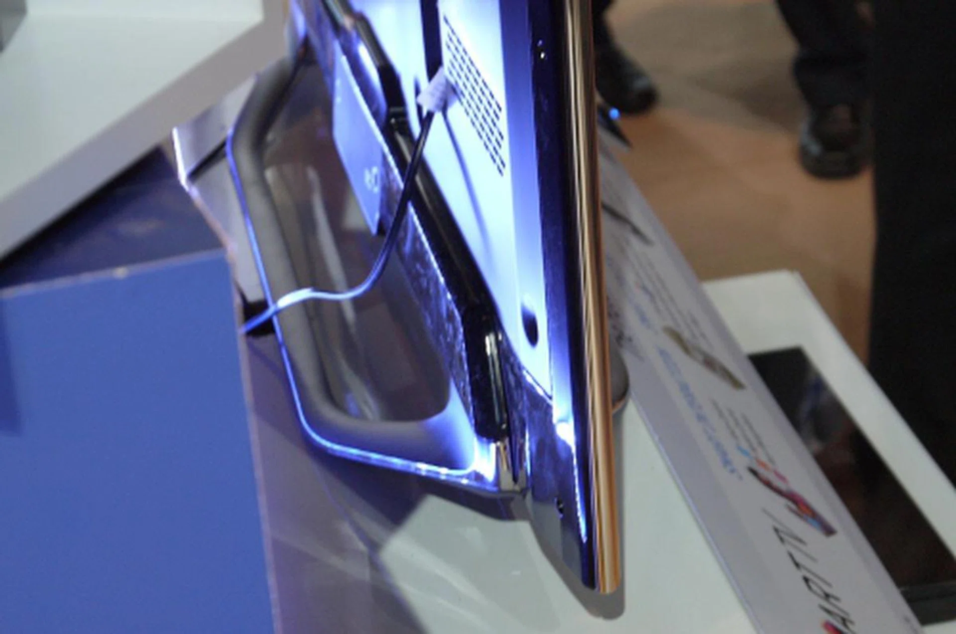 This strange-looking stand is also known as the U-shaped stand. This metallic stand will be exclusive only to the ES8000 series. The ES7500 LED model as well as the E8000 plasma range will continue to carry the Quad stands as seen in 2011's models.