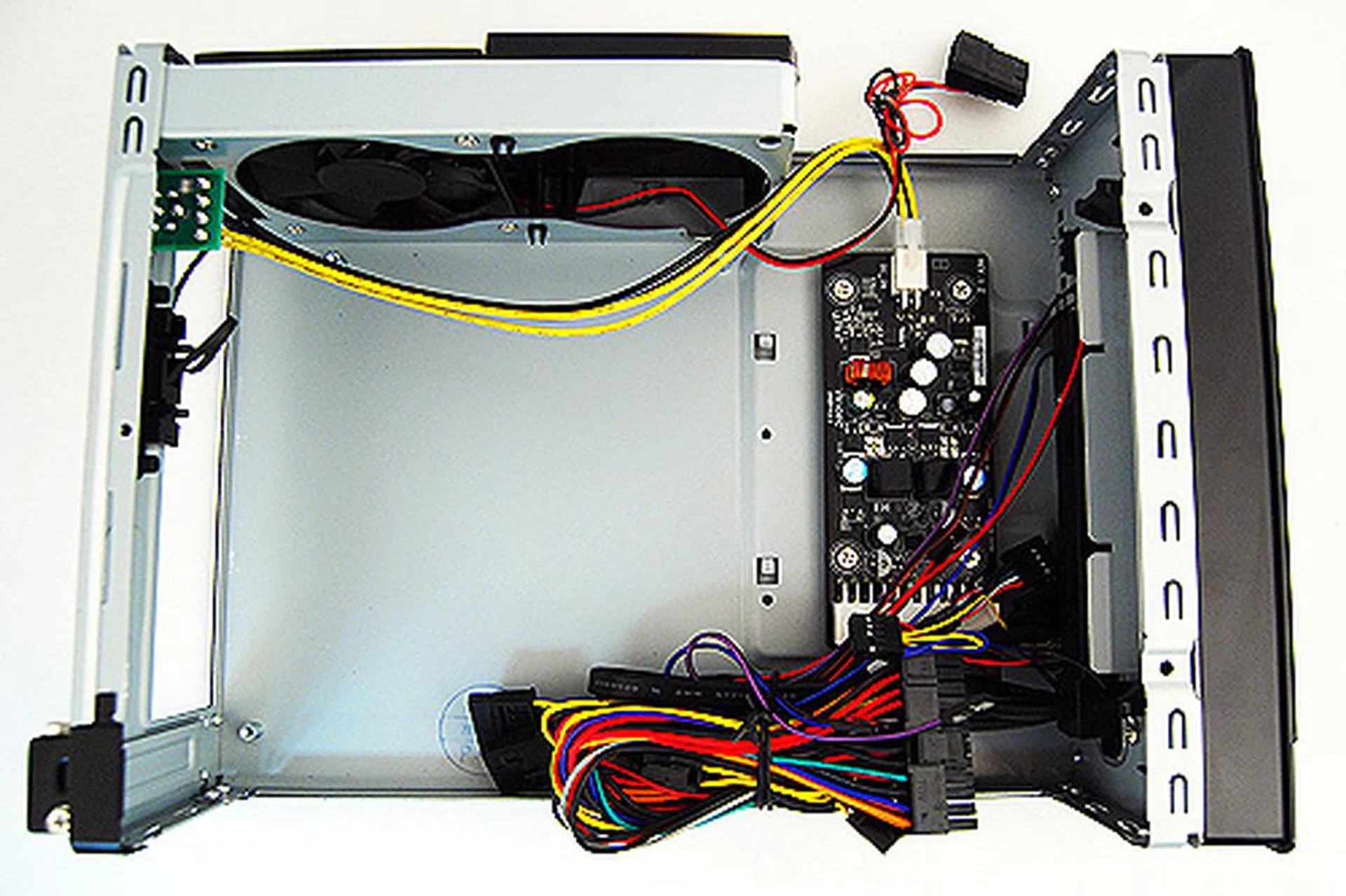 Removing away the drive cage, this is what we see. The space on the left is for the motherboard, whereas the power distribution unit is on the right.