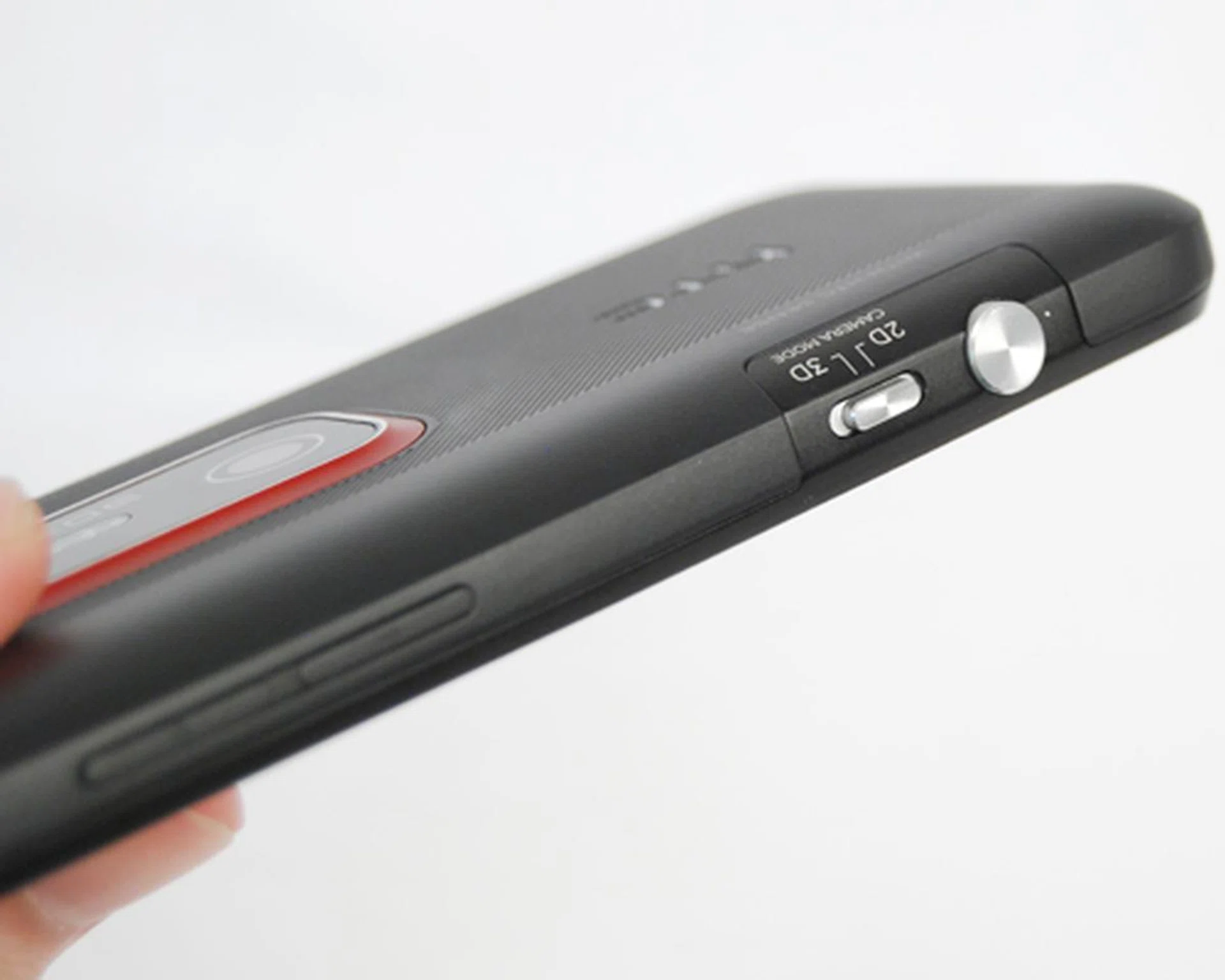 Most of its controls, such as the volume, 2D/3D toggle and camera buttons are located on the right profile...
