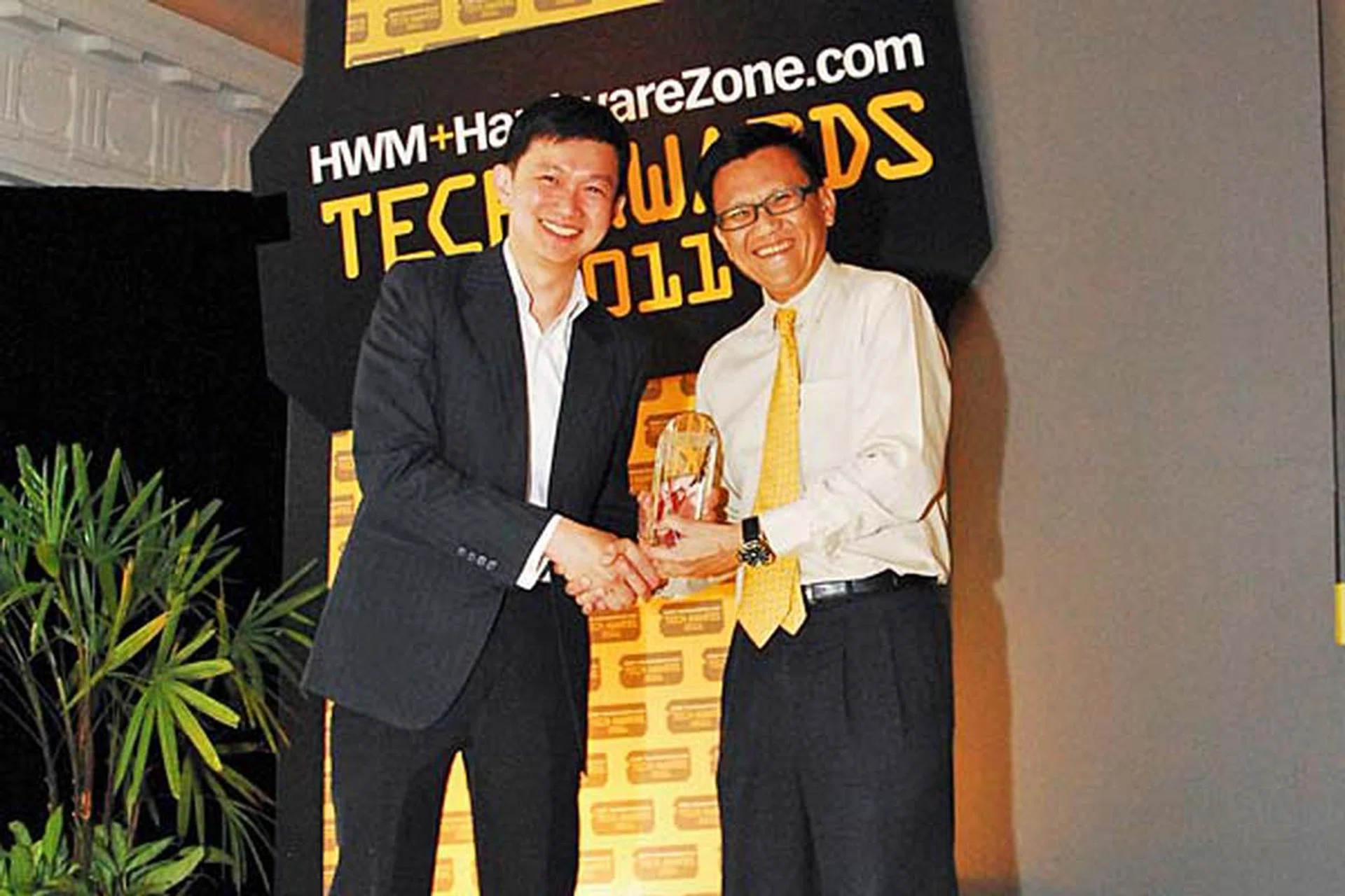 Canon won a total of six awards, including Reader's Choice for Best Point & Shoot Digital Camera Brand, Best DSLR Camera Brand, Best Inkjet Printer Brand, and Best Consumer HD Camcorder Brand. Here's Mr. Andrew Koh, Senior Director & General Manager, Consumer Imaging & Information Group, Canon Singapore Pte. Ltd., accepting the awards.