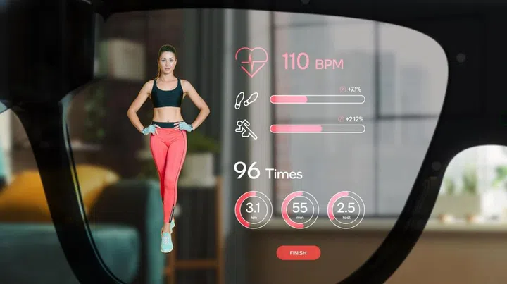 Example of Snapdragon Seamless using a wearable's health tracking metrics to display on AR glasses.
