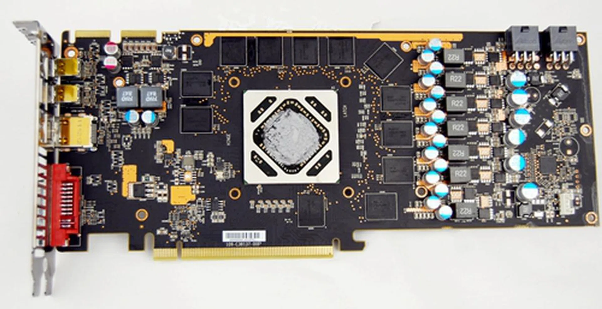 The PCB of the XFX R7950 Black Edition Double Dissipation graphics card features 2oz of copper, solid capacitors and ferrite core chokers.There are also a total of twelve memory chips surrounding the Tahiti Pro GPU.