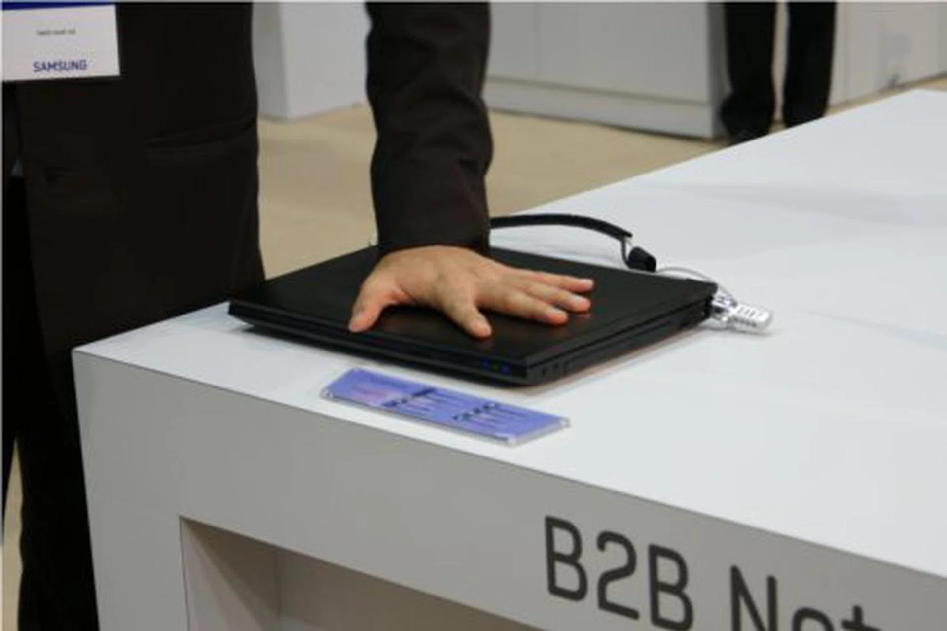 Lean on me! Samsung claims the B2B Netbooks can withstand weights up to 500 kg.