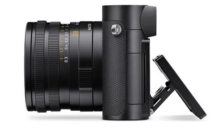 The Q3 comes with a three-inch high-resolution touchscreen that's now tiltable.