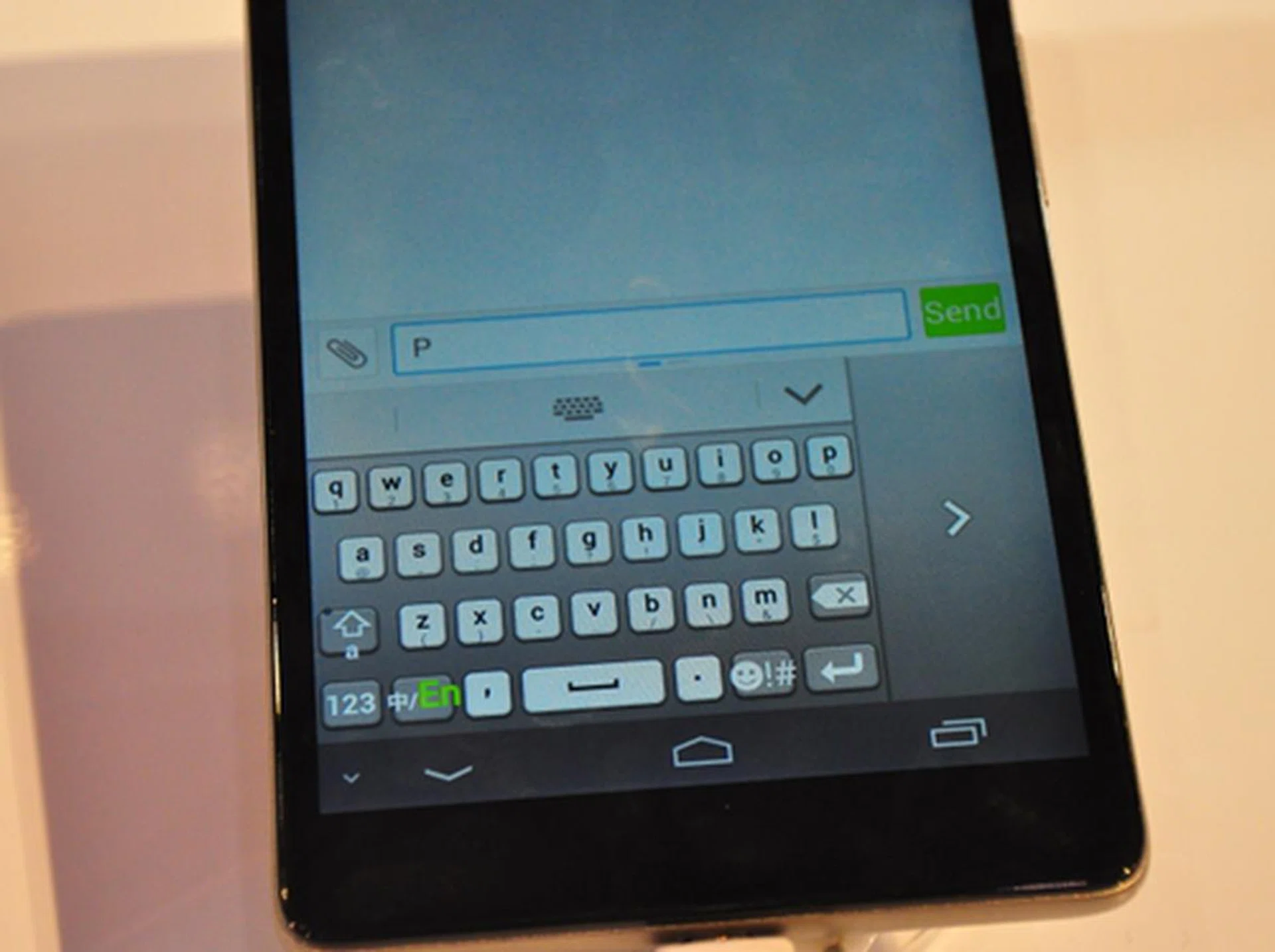 The keyboard makes for easy one-handed operation, which is extremely important when you are on-the-go in a crowded train or bus.