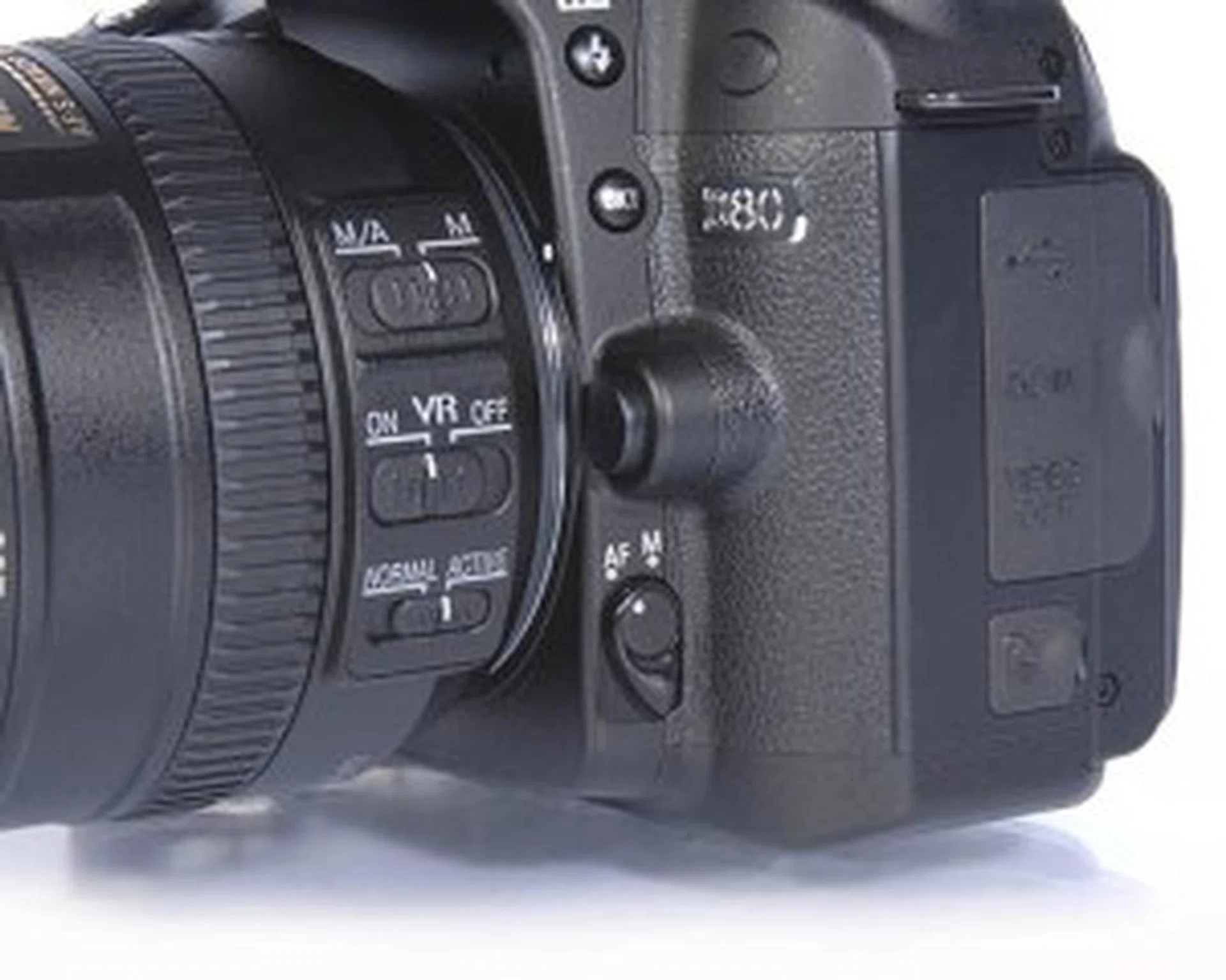 The auto/manual focus switch is located below the FUNC. button. 