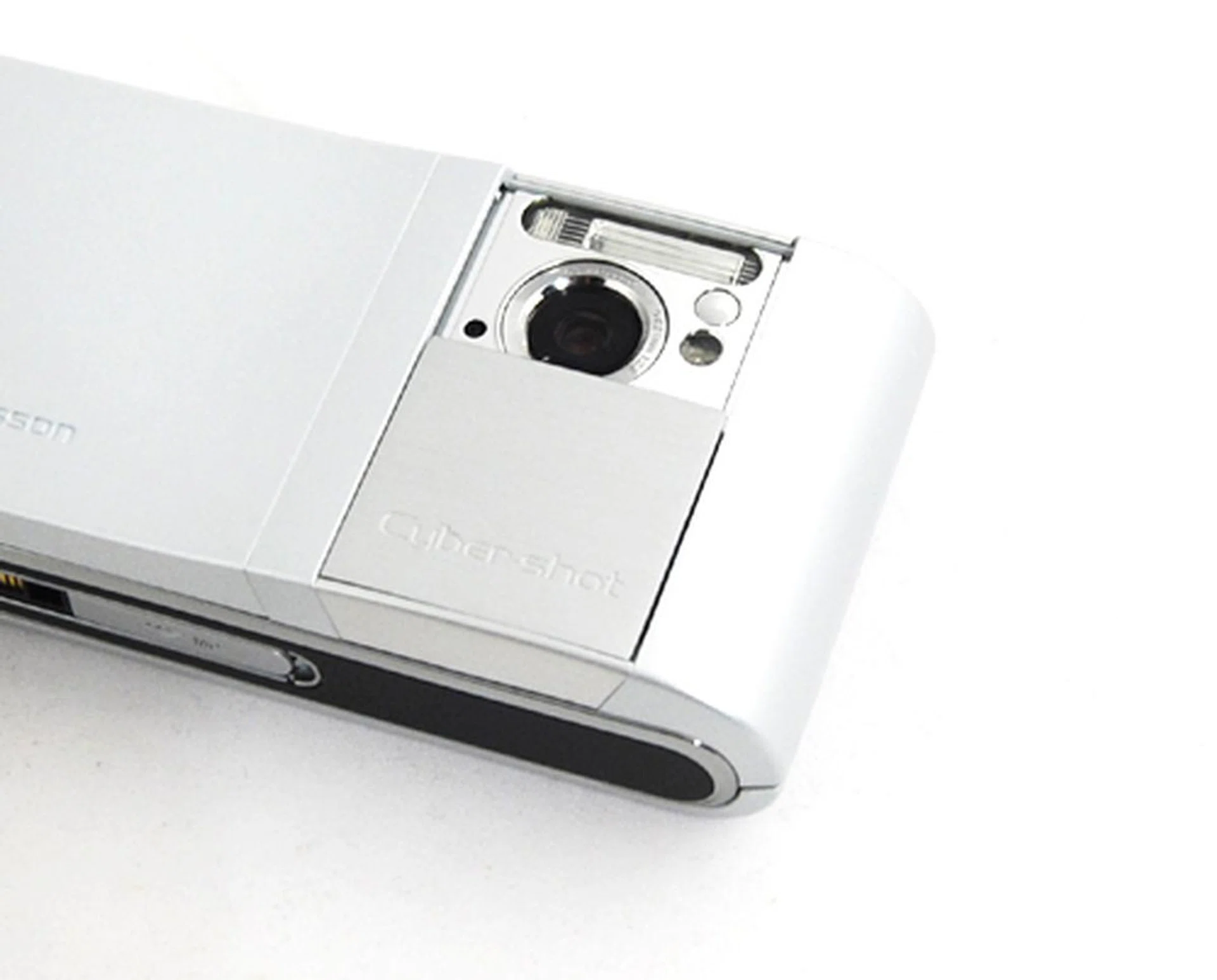 ...as you push the top portion down to reveal the camera lens. This also acts as the primary switch for the camera. No worries about accidental activation as the cover is firmly locked in position when closed.