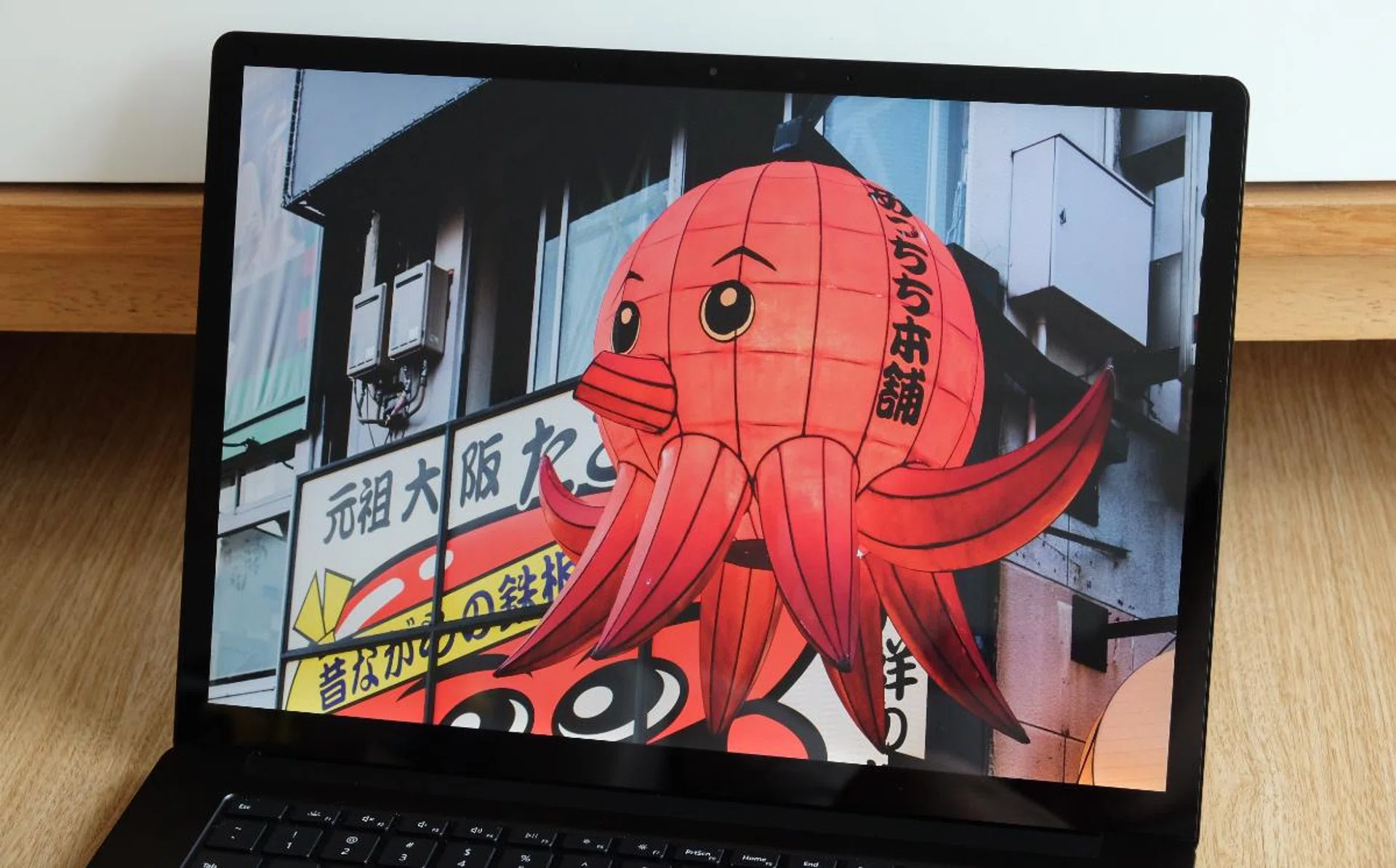 The display is mostly excellent, if only it got brighter.