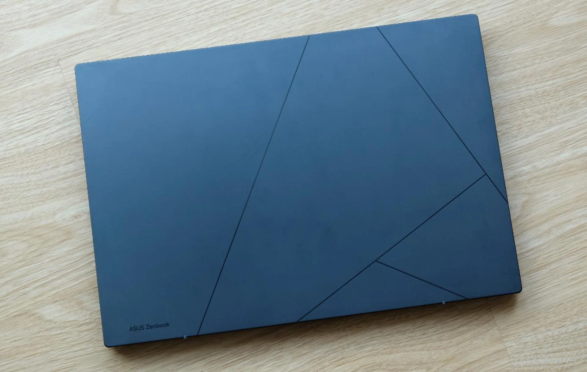 The lid sports a more minimalist design.