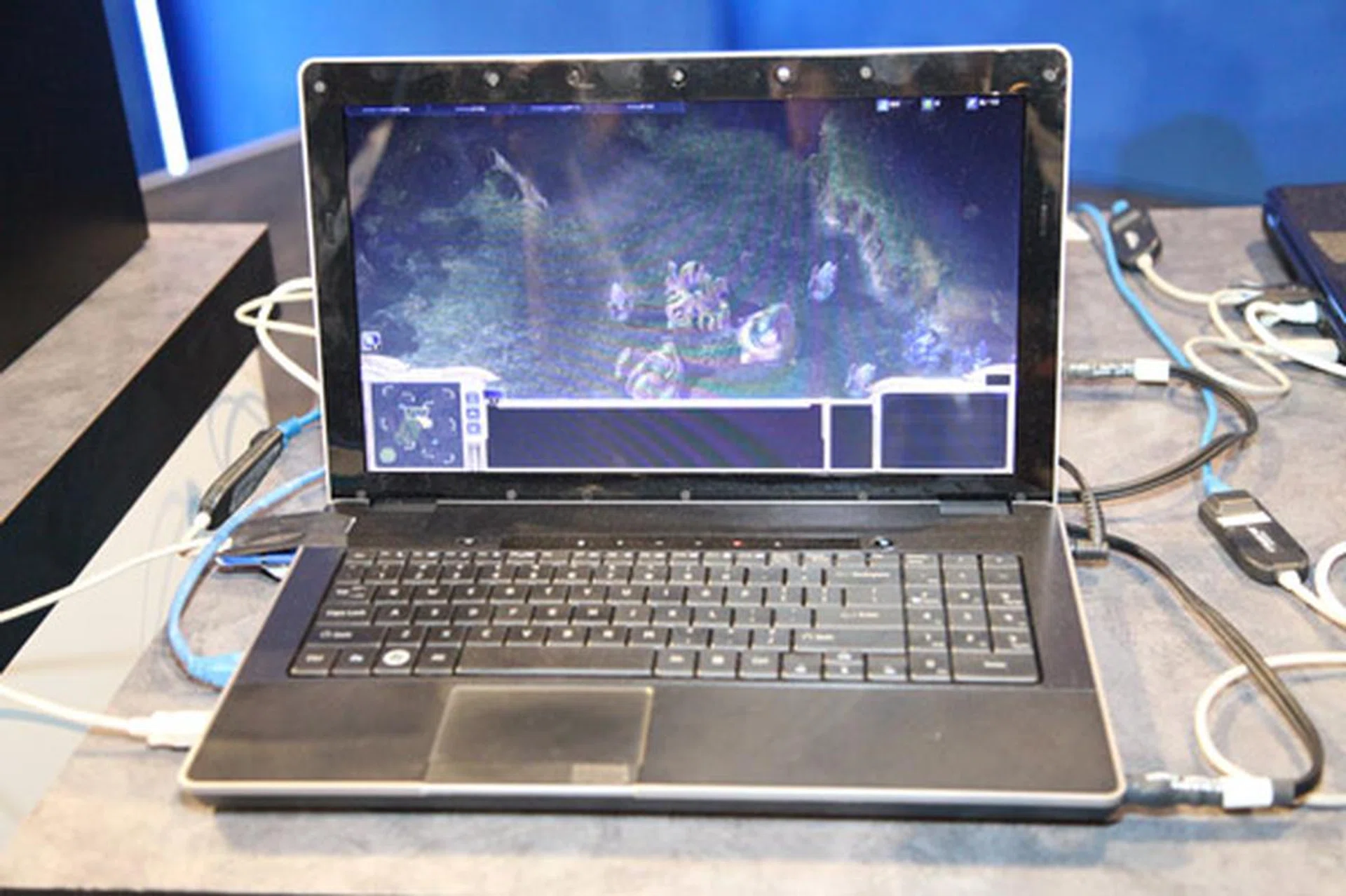Notebook platform fitted with a Sandy Bridge processor running Starcraft 2 and concurrently capturing the gameplay video at full resolution.
