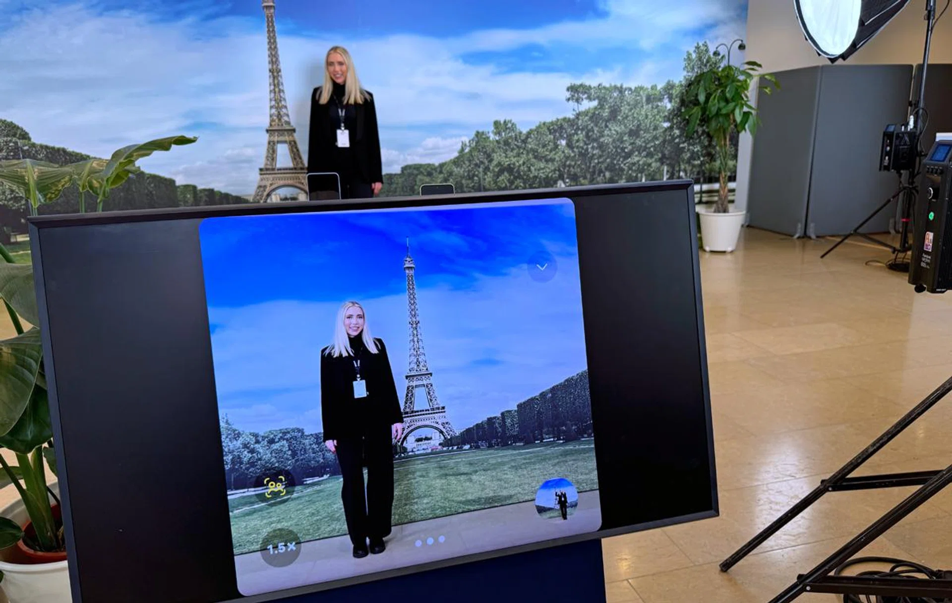 Auto Zoom automatically frames the model by zooming in, and framing the subject accordingly. Photo: HWZ.