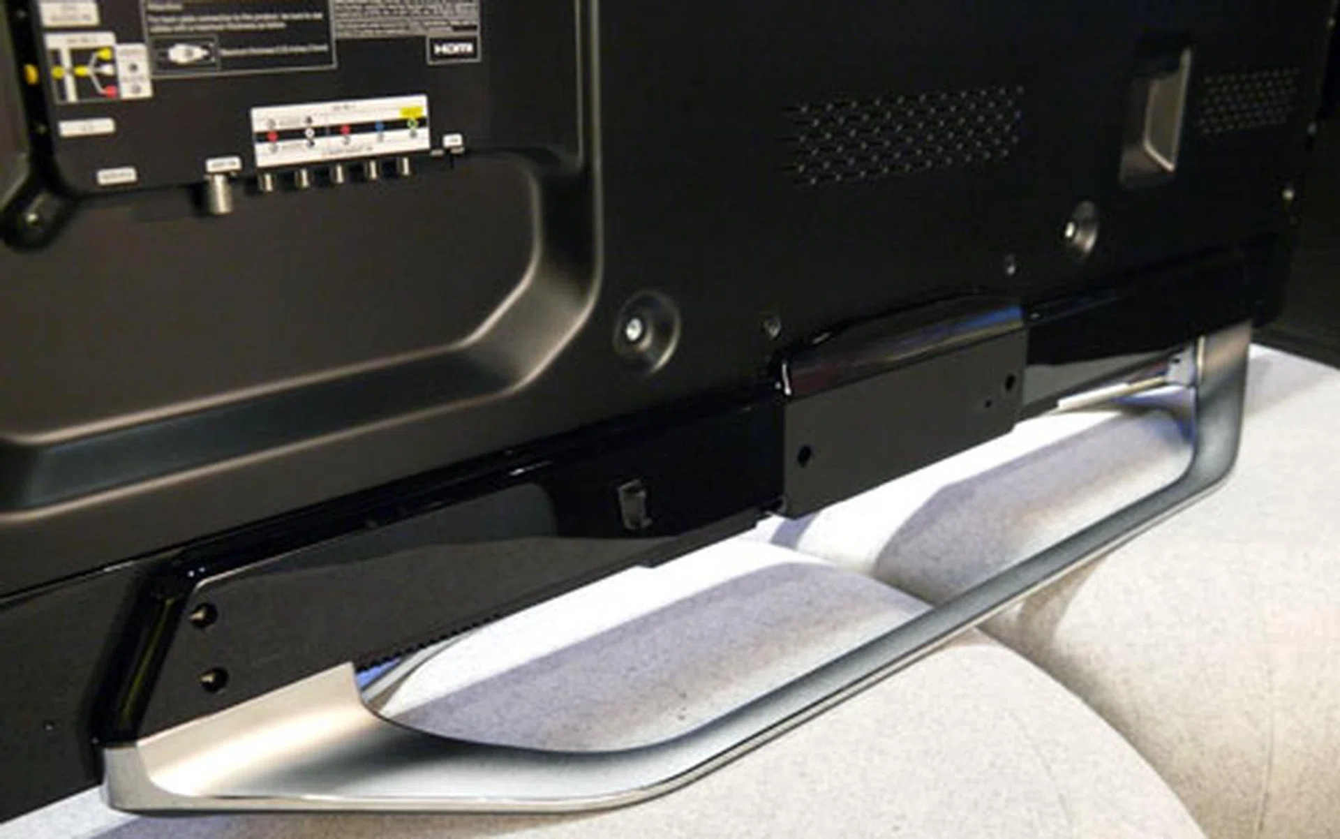 Here's a better view of the Arc-Flow stand from behind. Swiveling isn't possible for the ES8000 due to the stand's fixed configuration. 