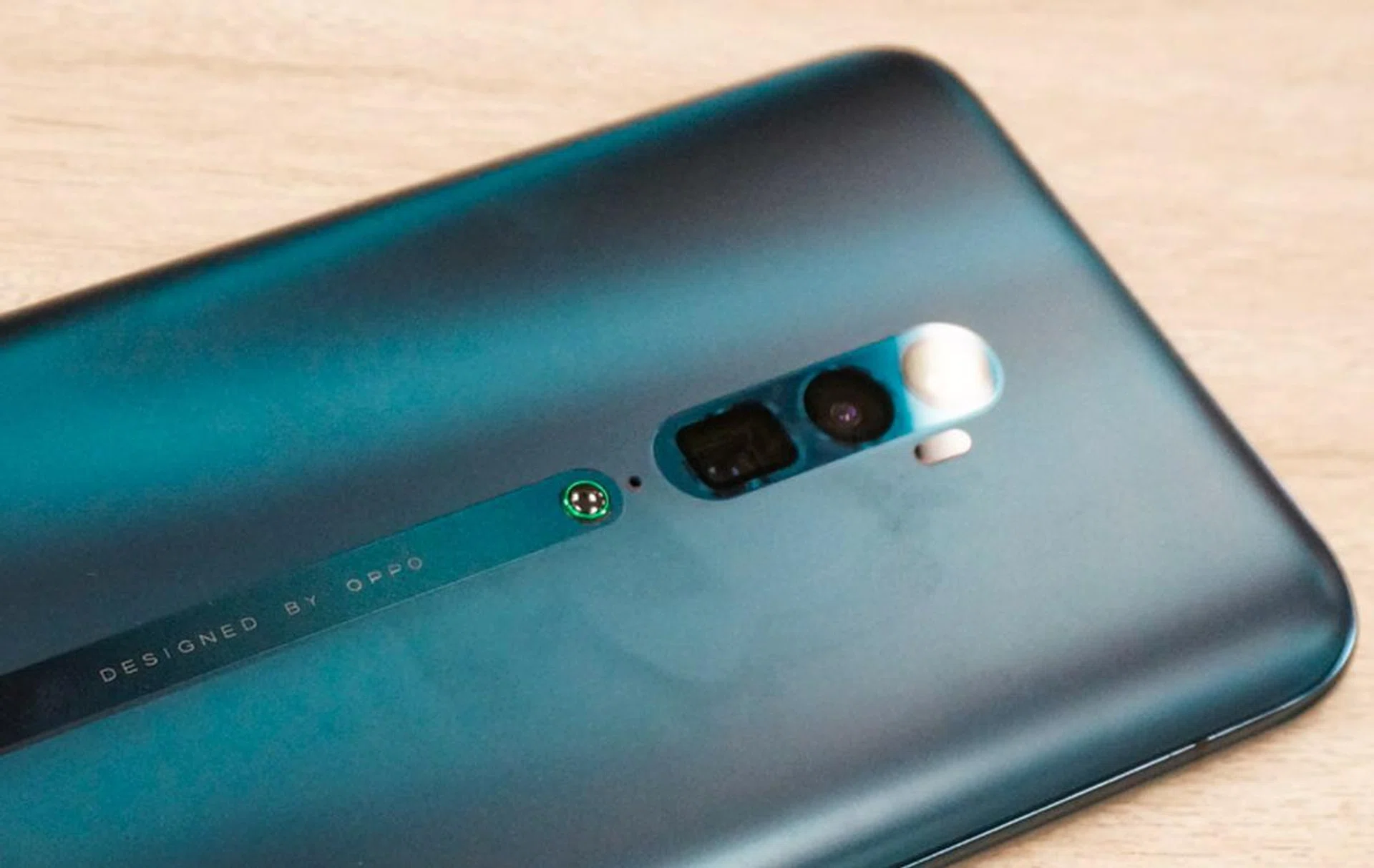 The Reno 10X Zoom on the other hand, has a triple camera setup.