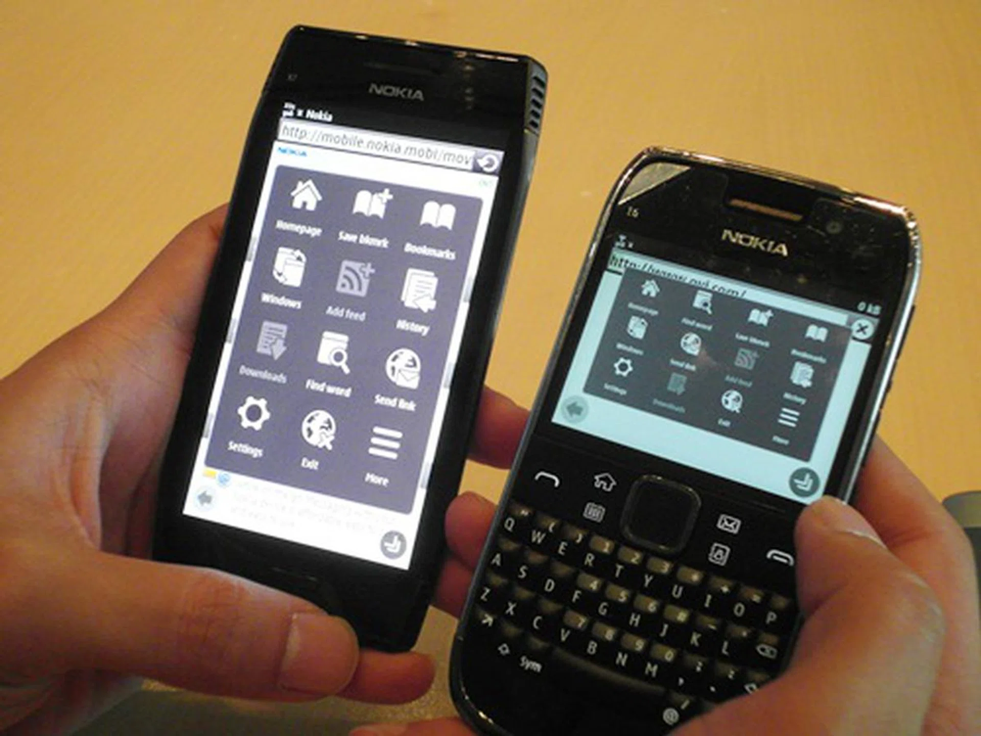 To further streamline the Internet experience on Symbian Anna phones, there have been slight changes made to the built-in browser. Users can now easily make quick changes (say for example, open more windows) from a comprehensive shortcut menu as seen below on both phones.